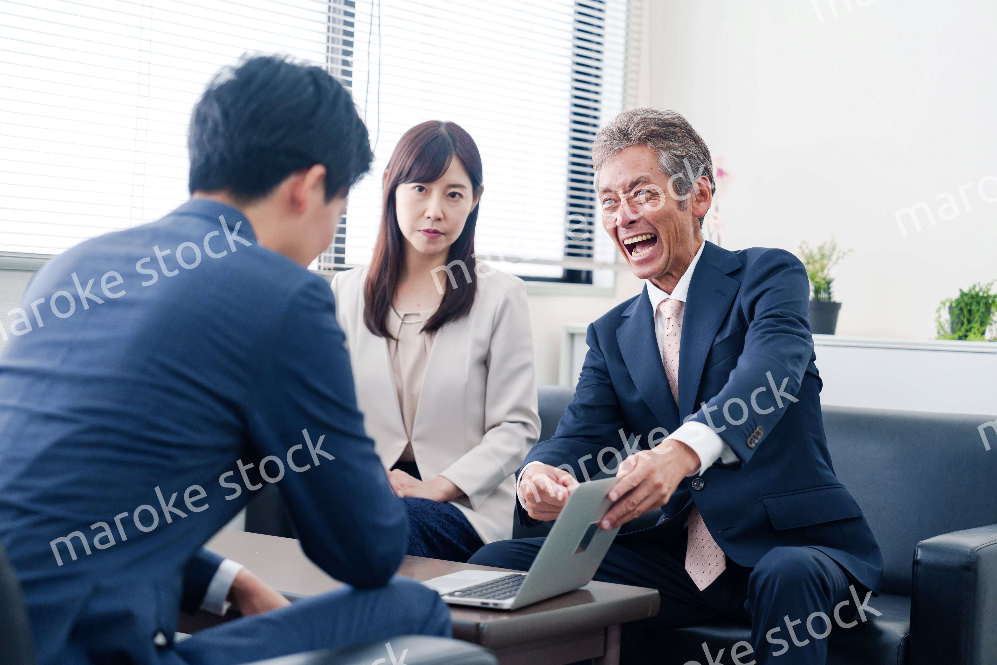 不祥事で処分される男性のビジネスマン