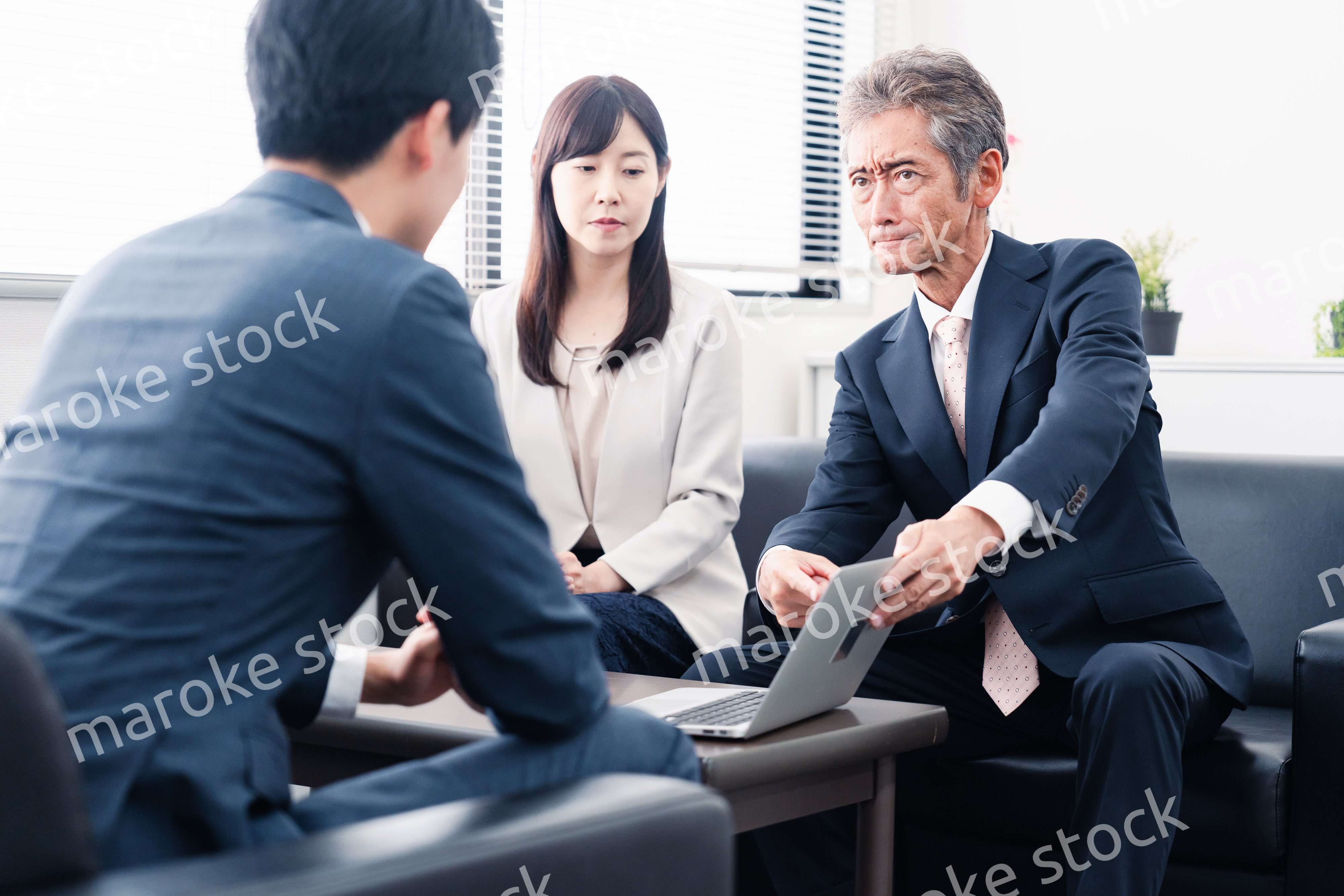 不正を問いただされるビジネスパーソン