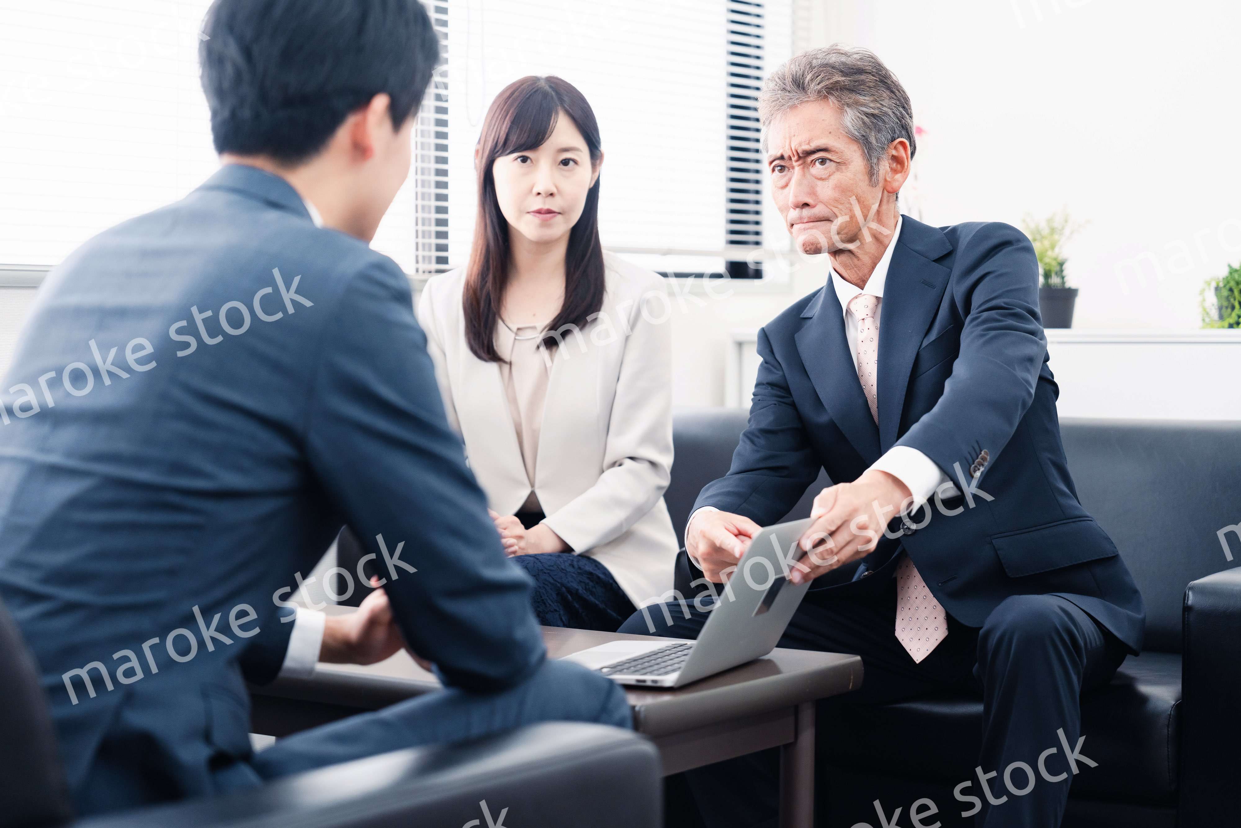 不正を問いただされるビジネスパーソン