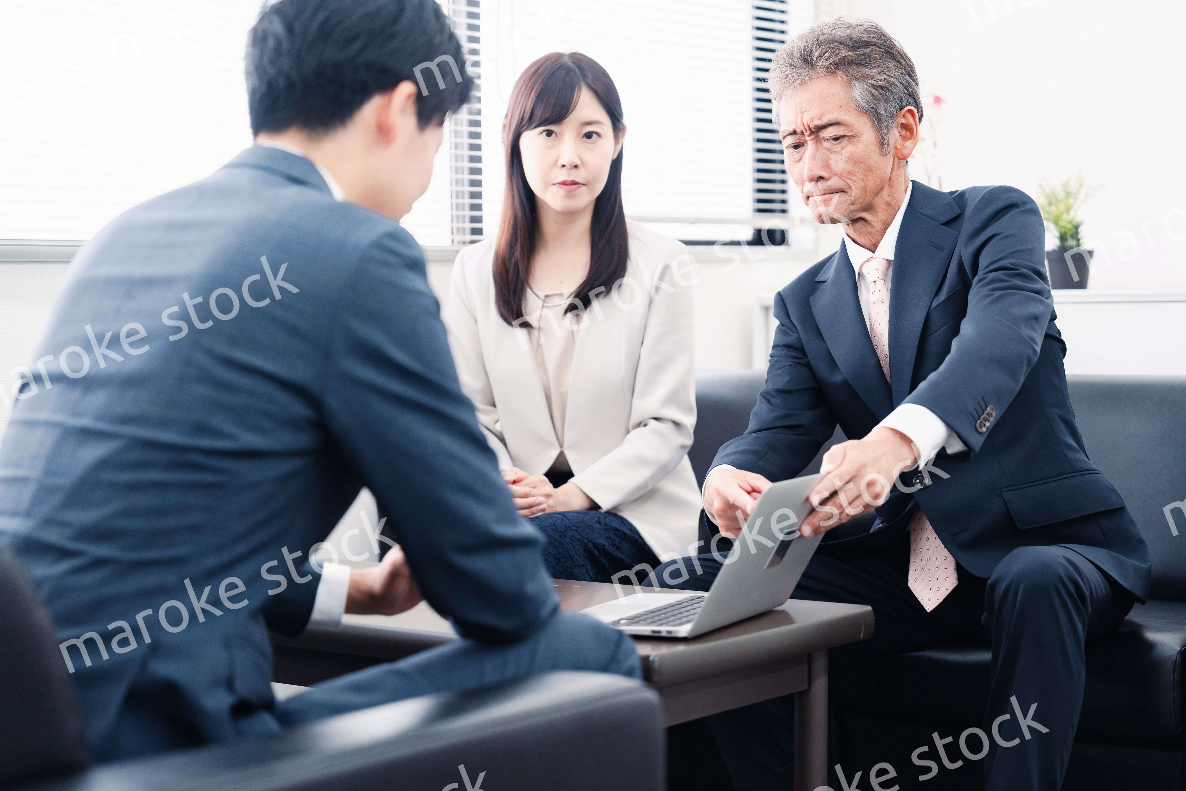 不正を問いただされるビジネスパーソン