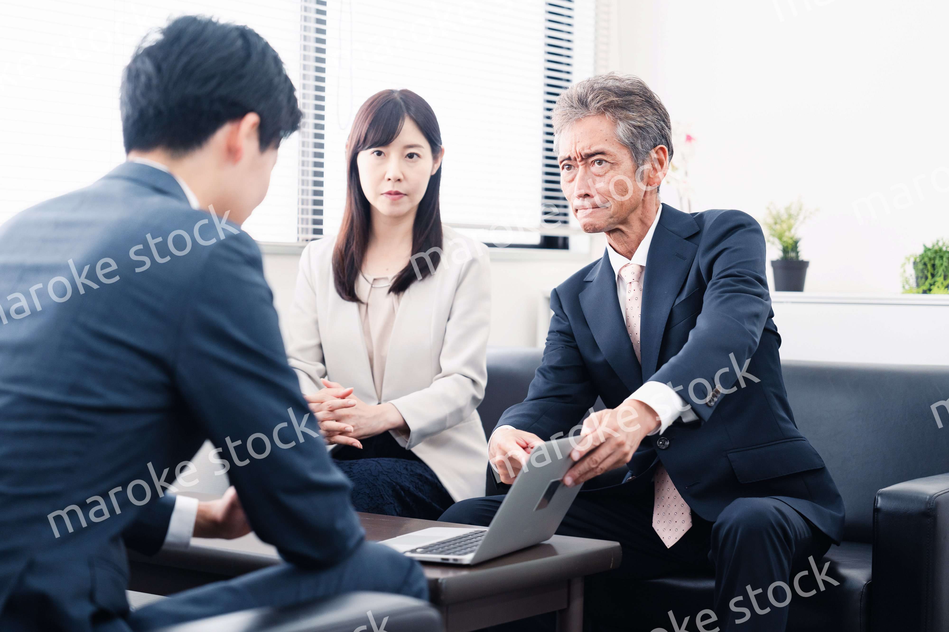 不正を問いただされるビジネスパーソン