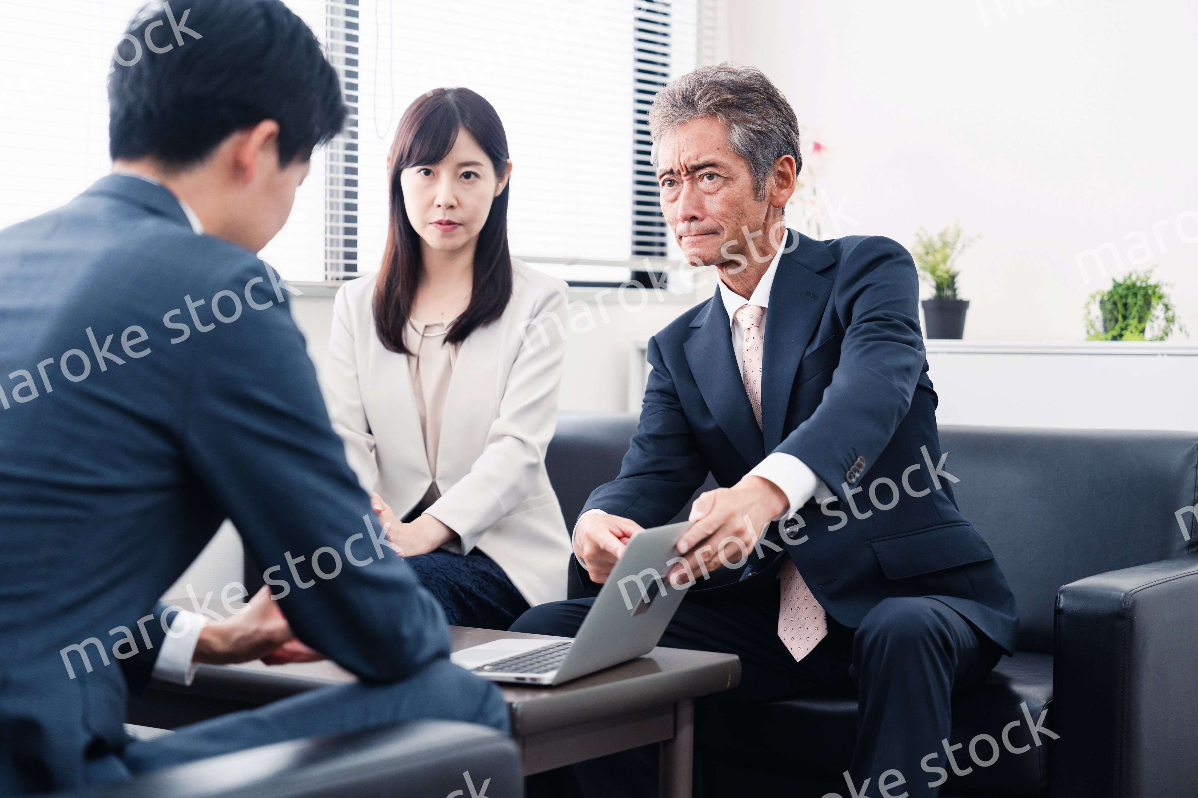 不正を問いただされるビジネスパーソン