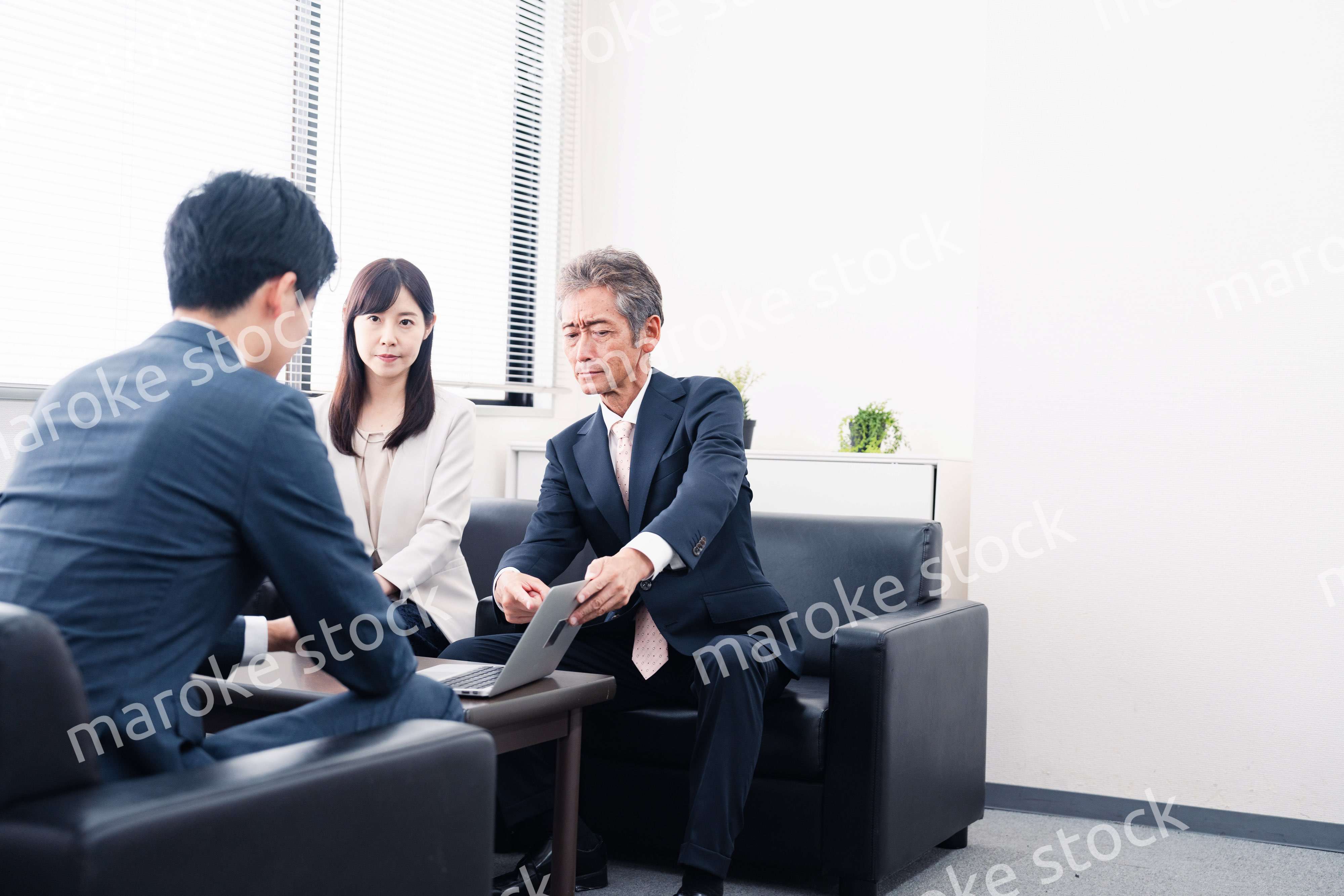 不正を問いただされるビジネスパーソン