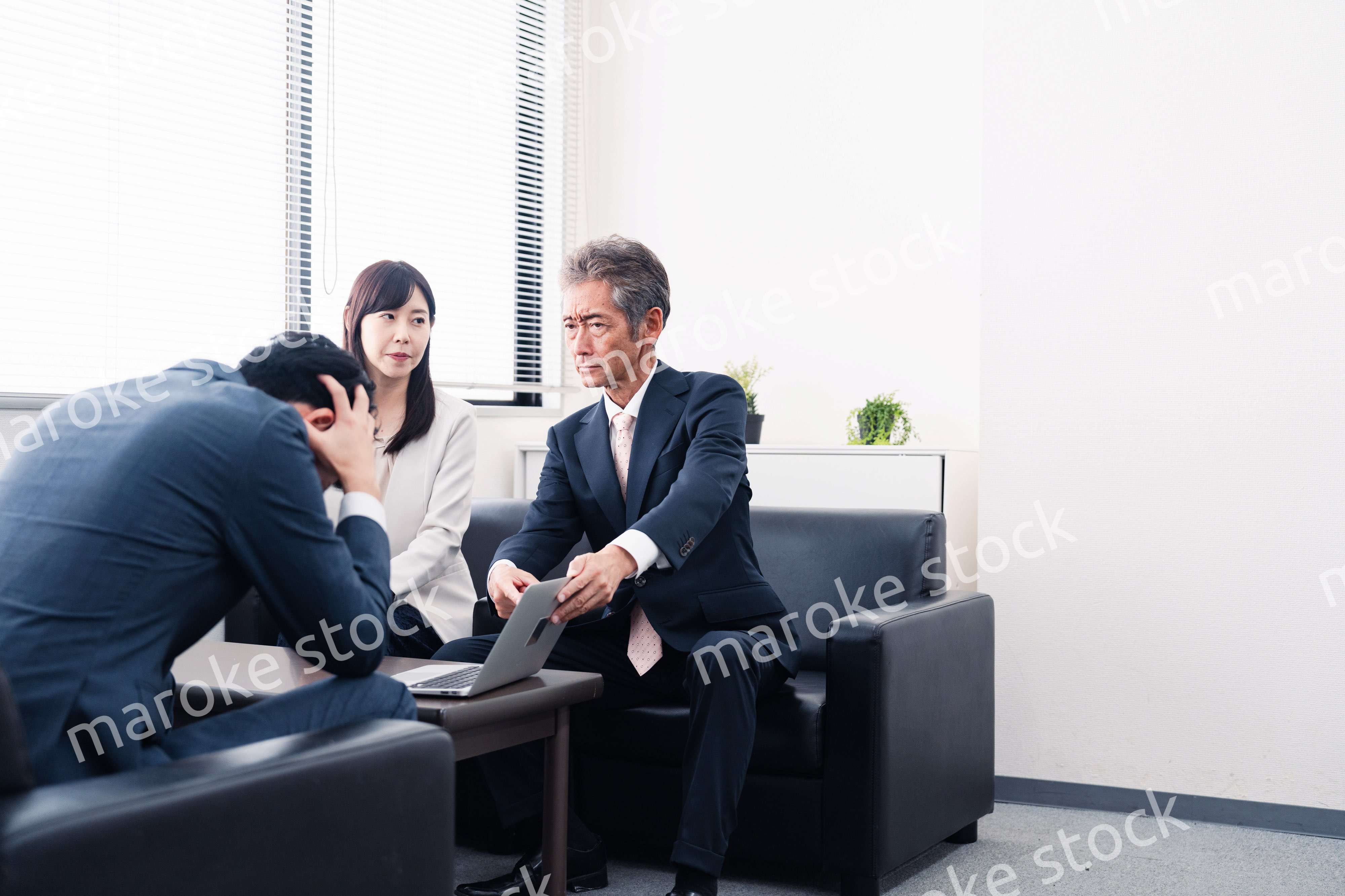 不正を問いただされるビジネスパーソン