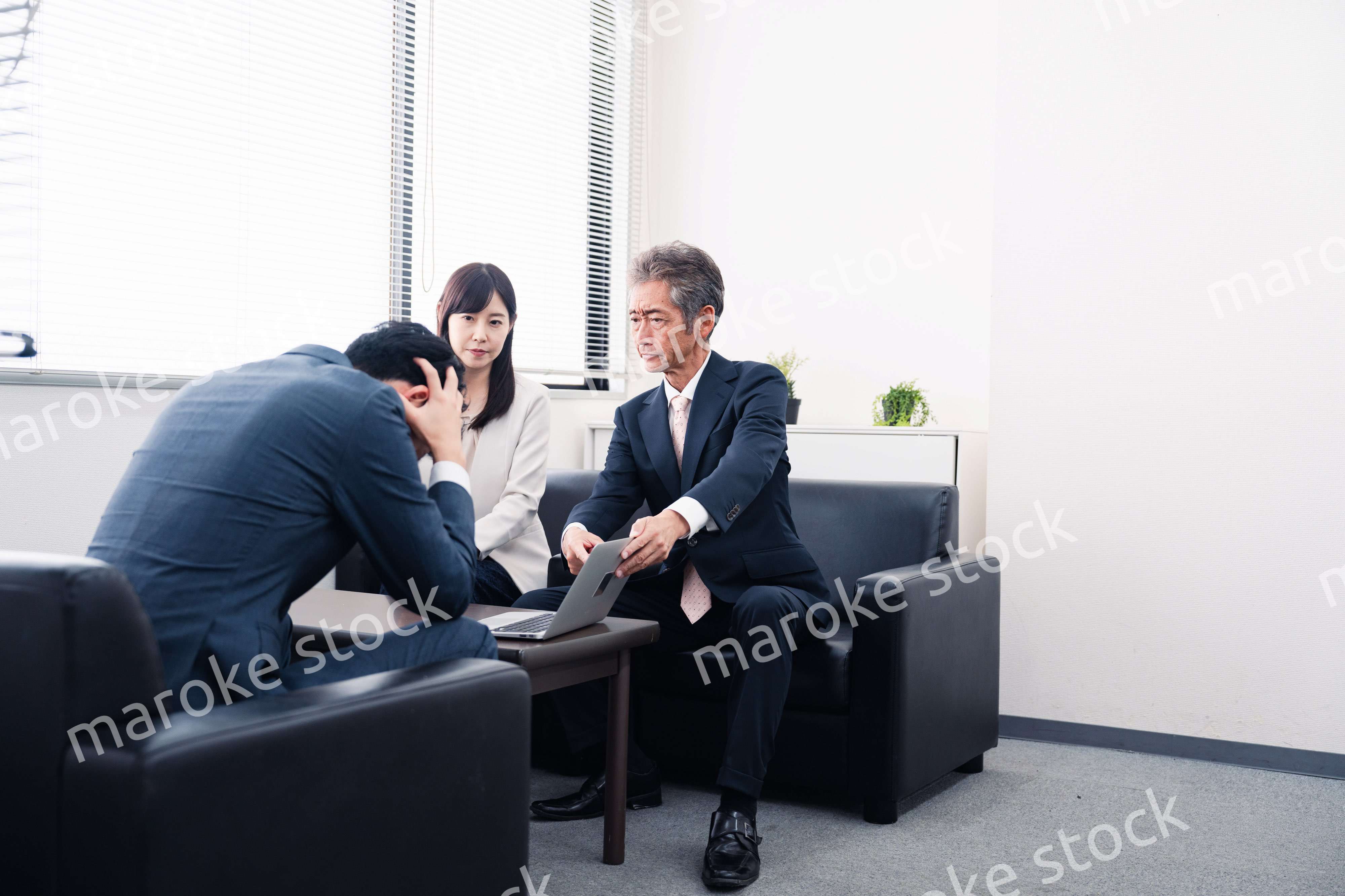 不正を問いただされるビジネスパーソン