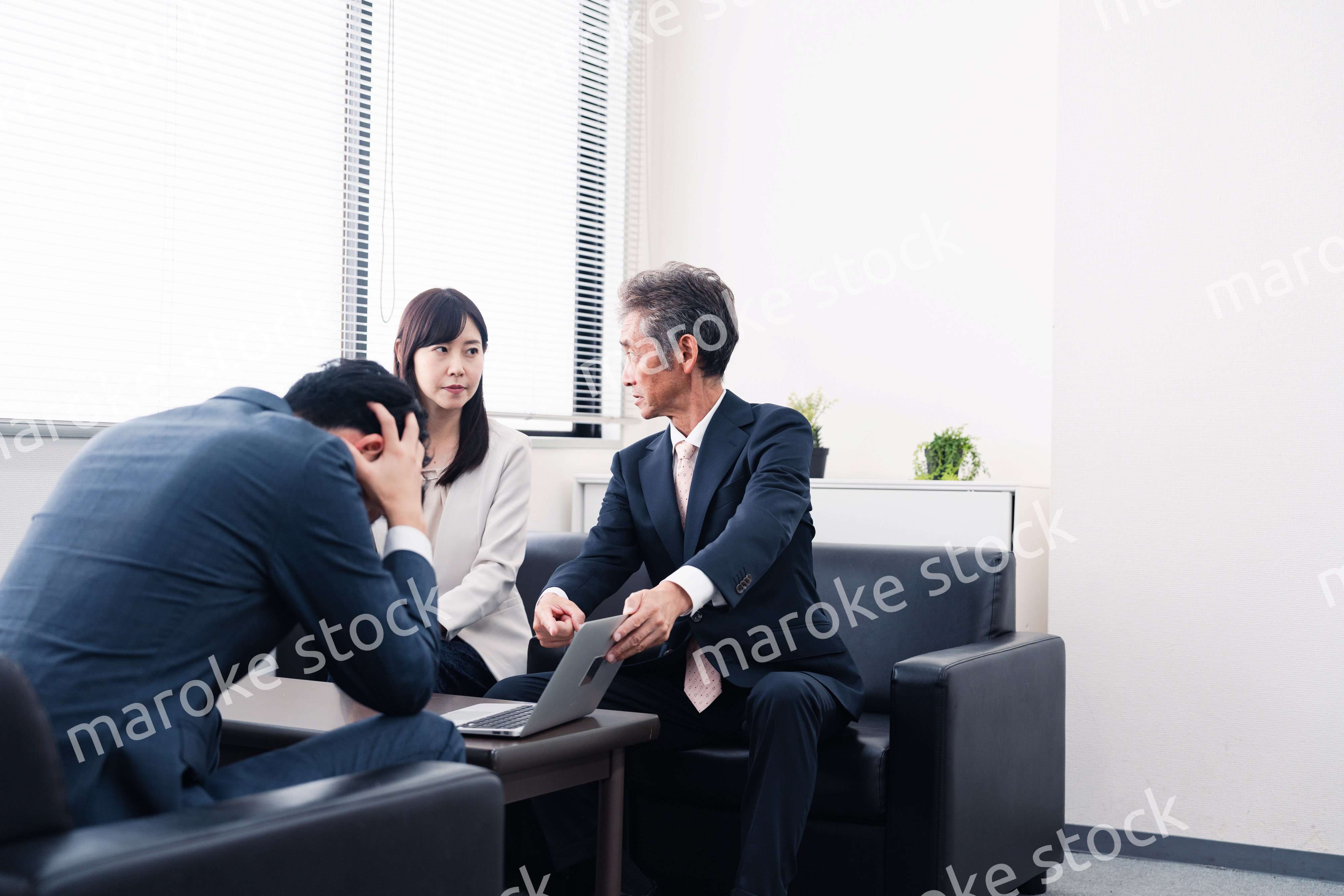 不正を問いただされるビジネスパーソン