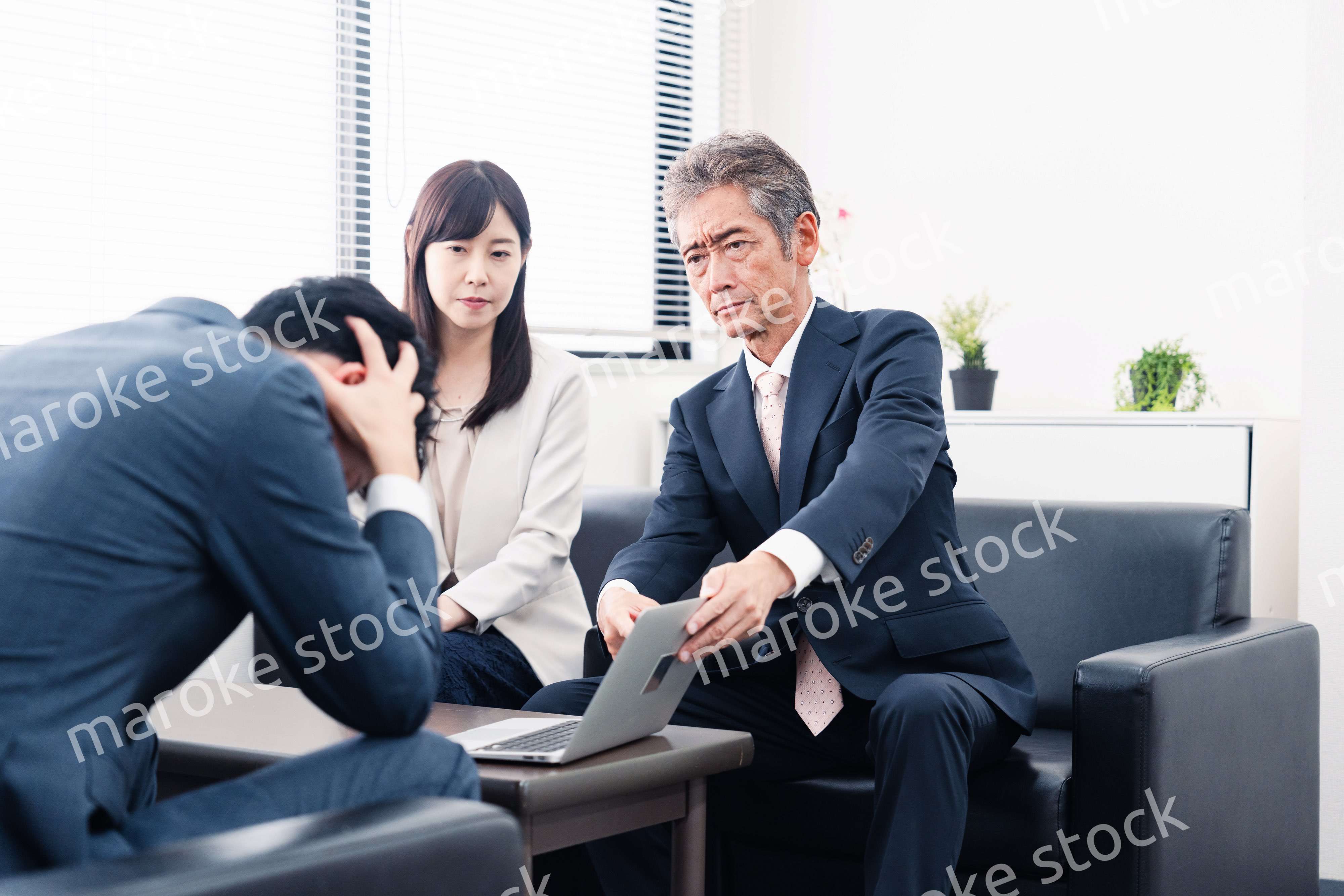 不正を問いただされるビジネスパーソン