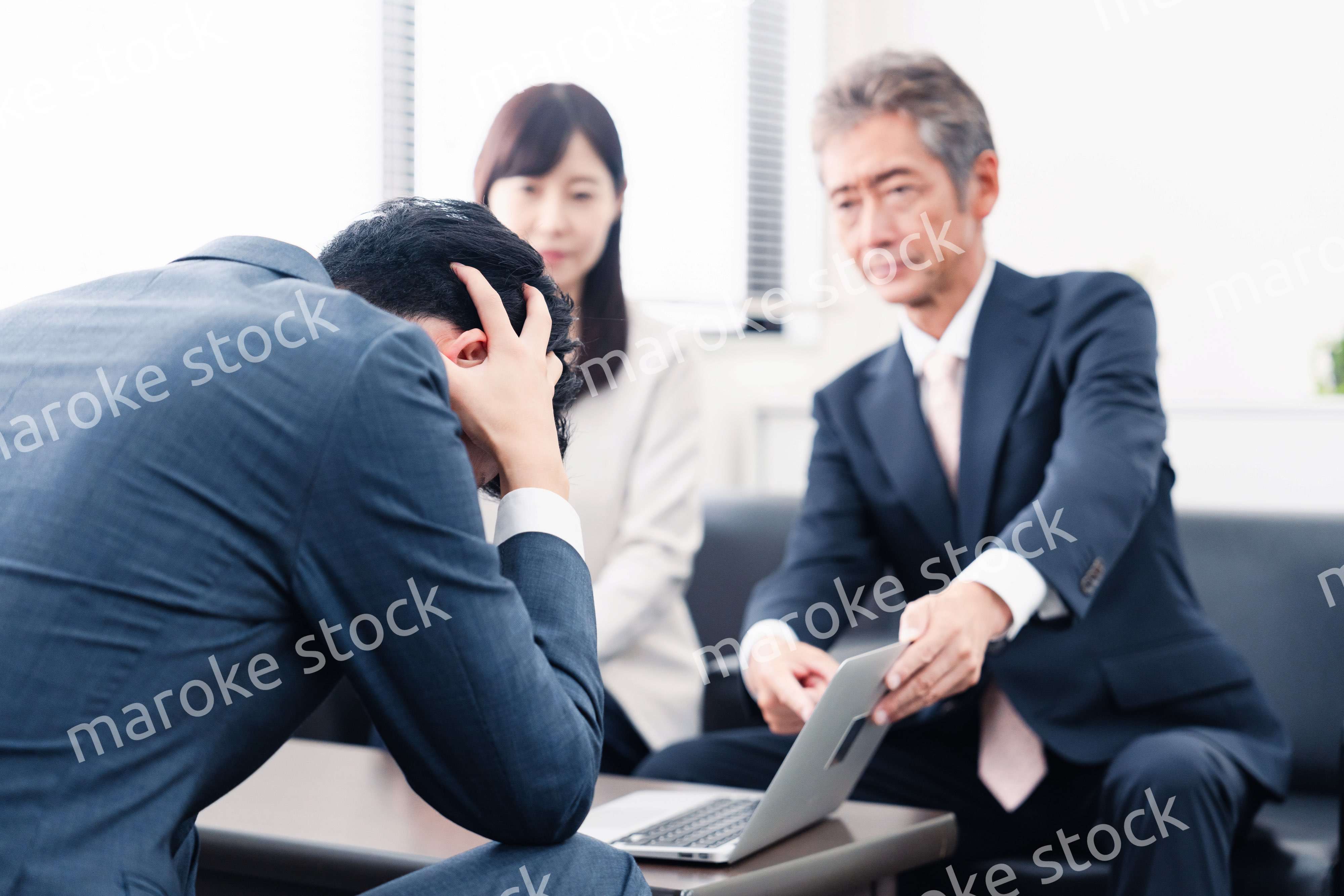 不正を問いただされるビジネスパーソン