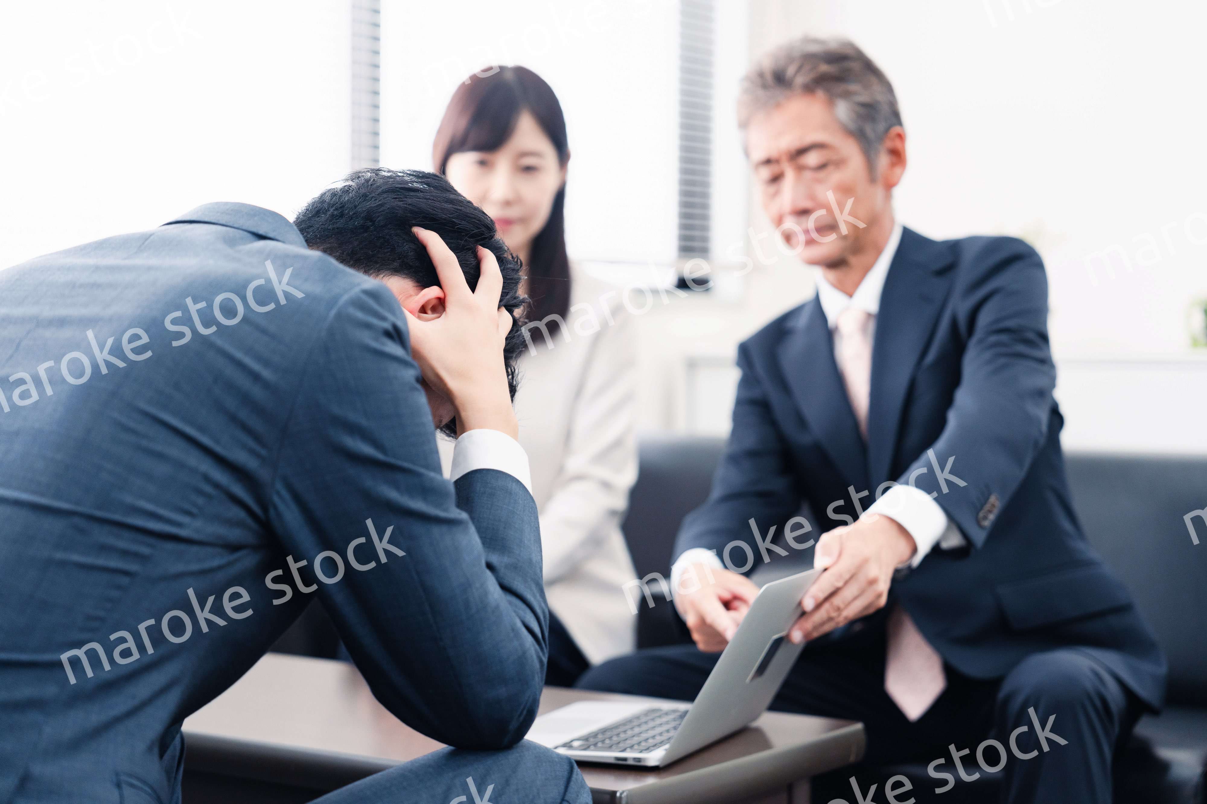 不正を問いただされるビジネスパーソン