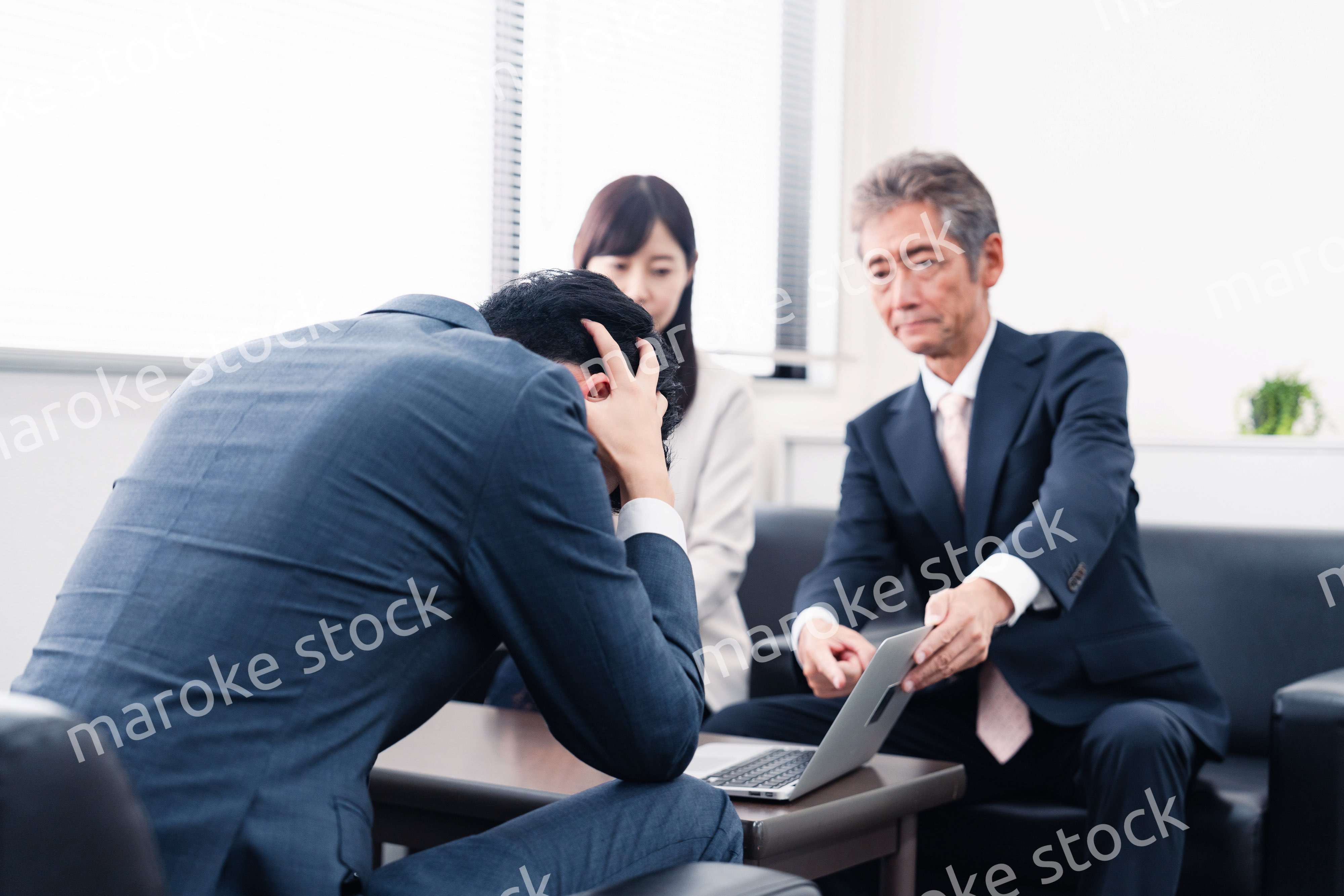 不正を問いただされるビジネスパーソン