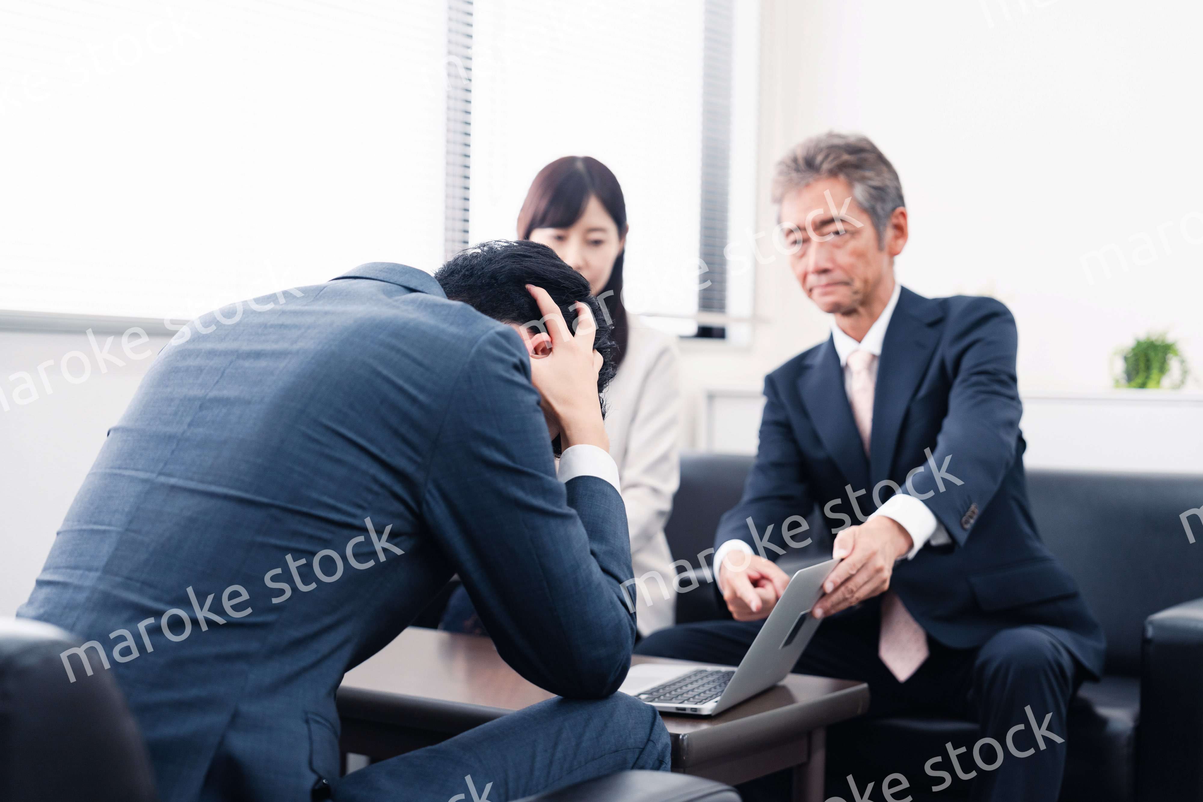 不正を問いただされるビジネスパーソン