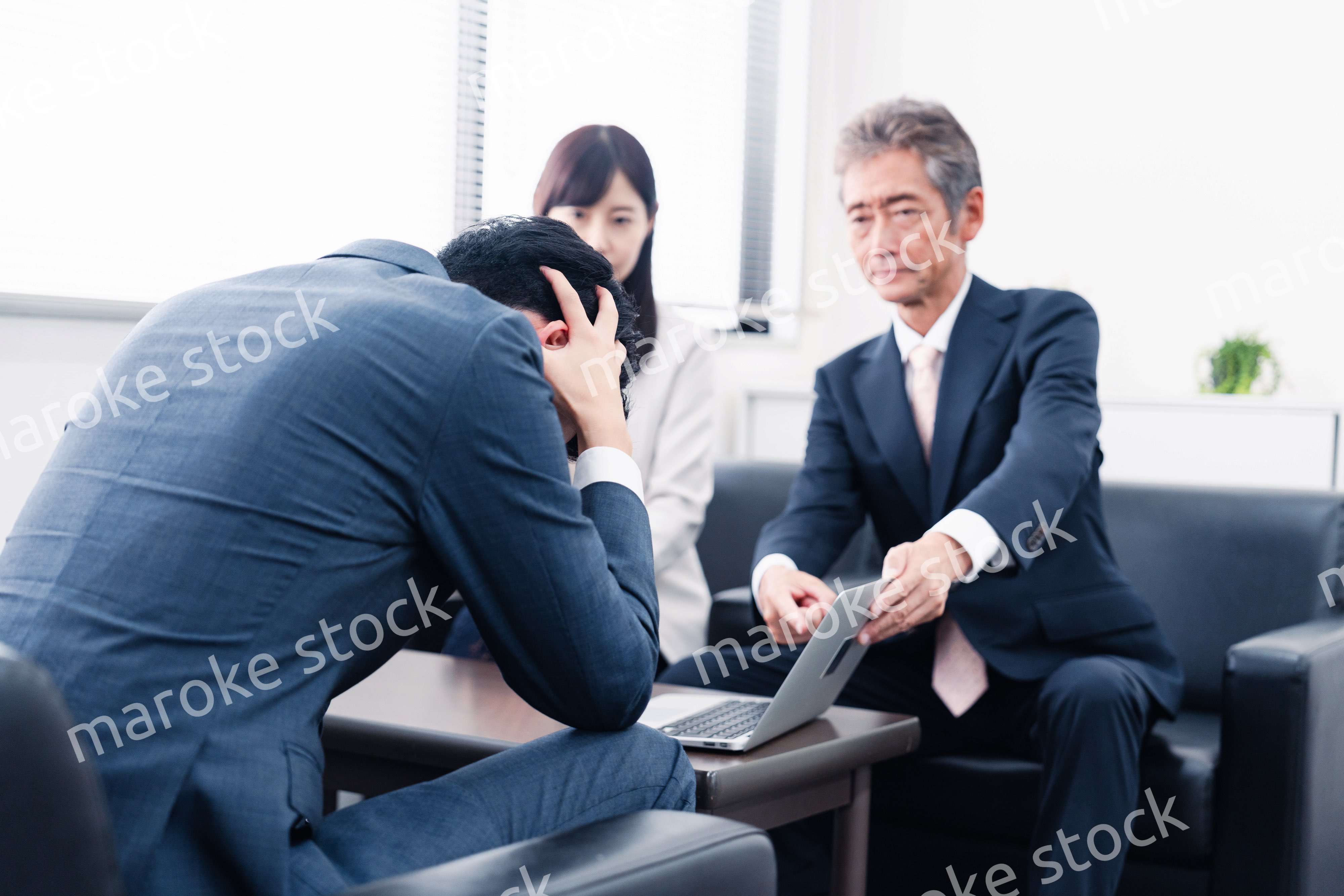 不正を問いただされるビジネスパーソン