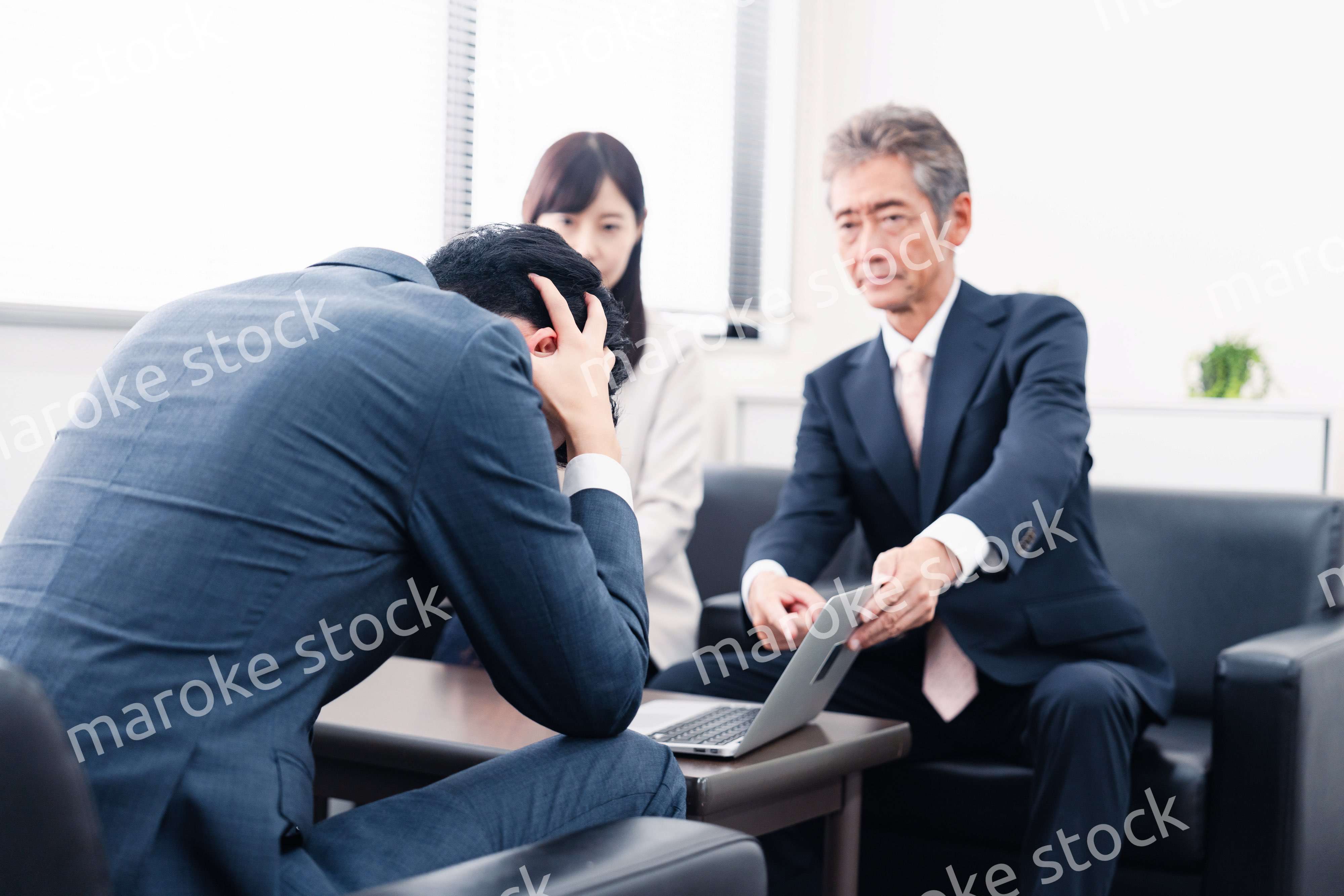 不正を問いただされるビジネスパーソン