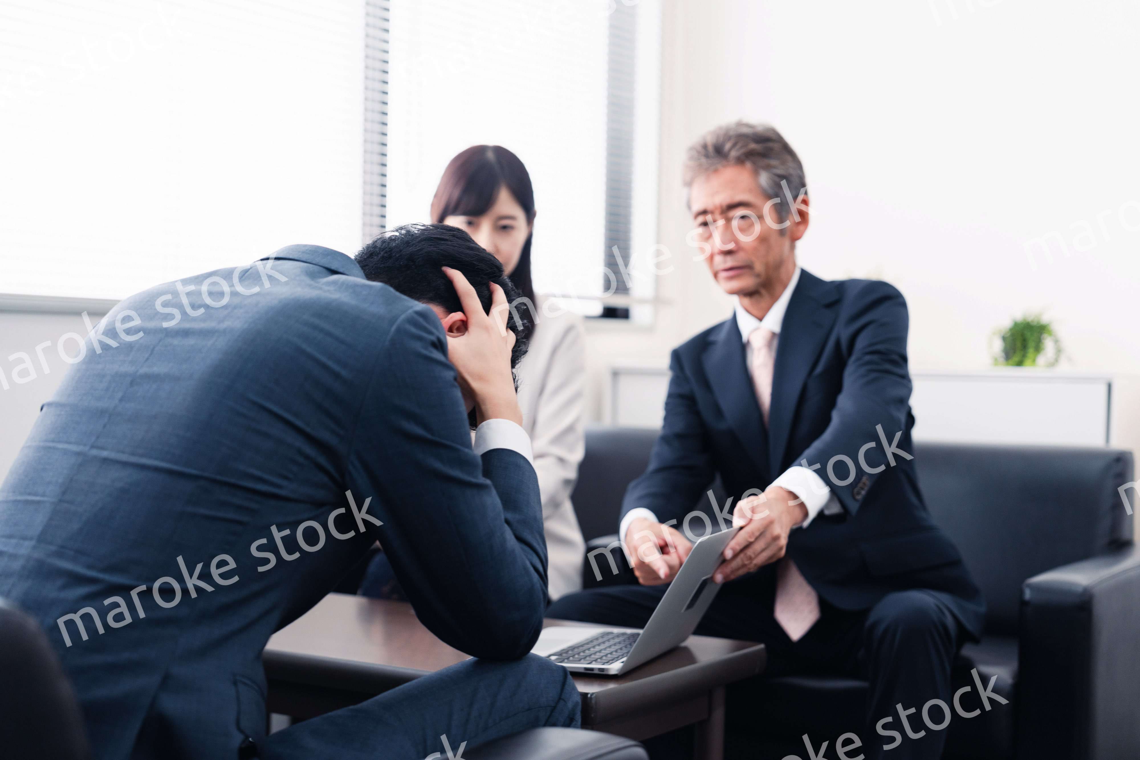 不正を問いただされるビジネスパーソン