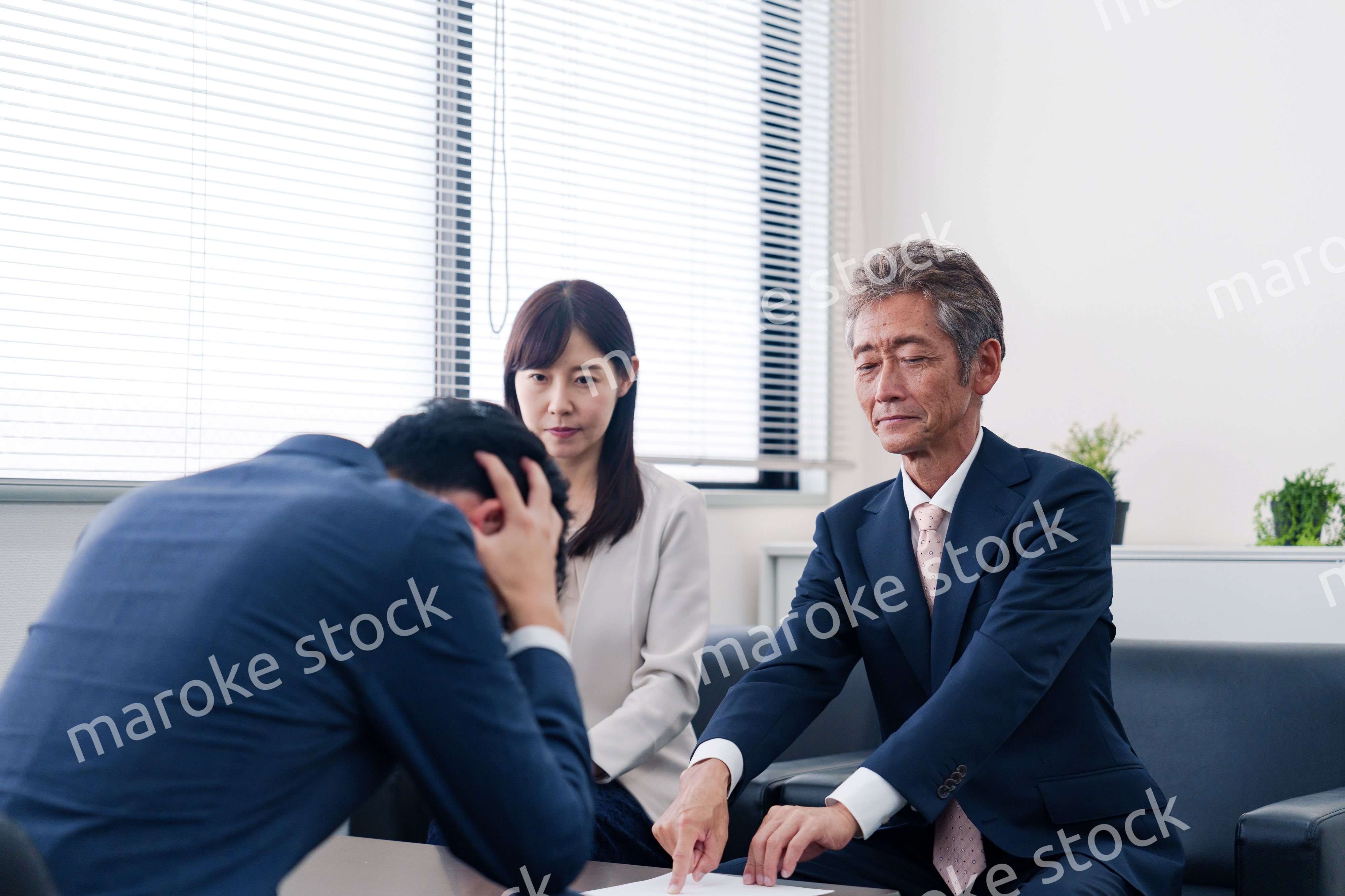 不祥事で処分される男性のビジネスマン