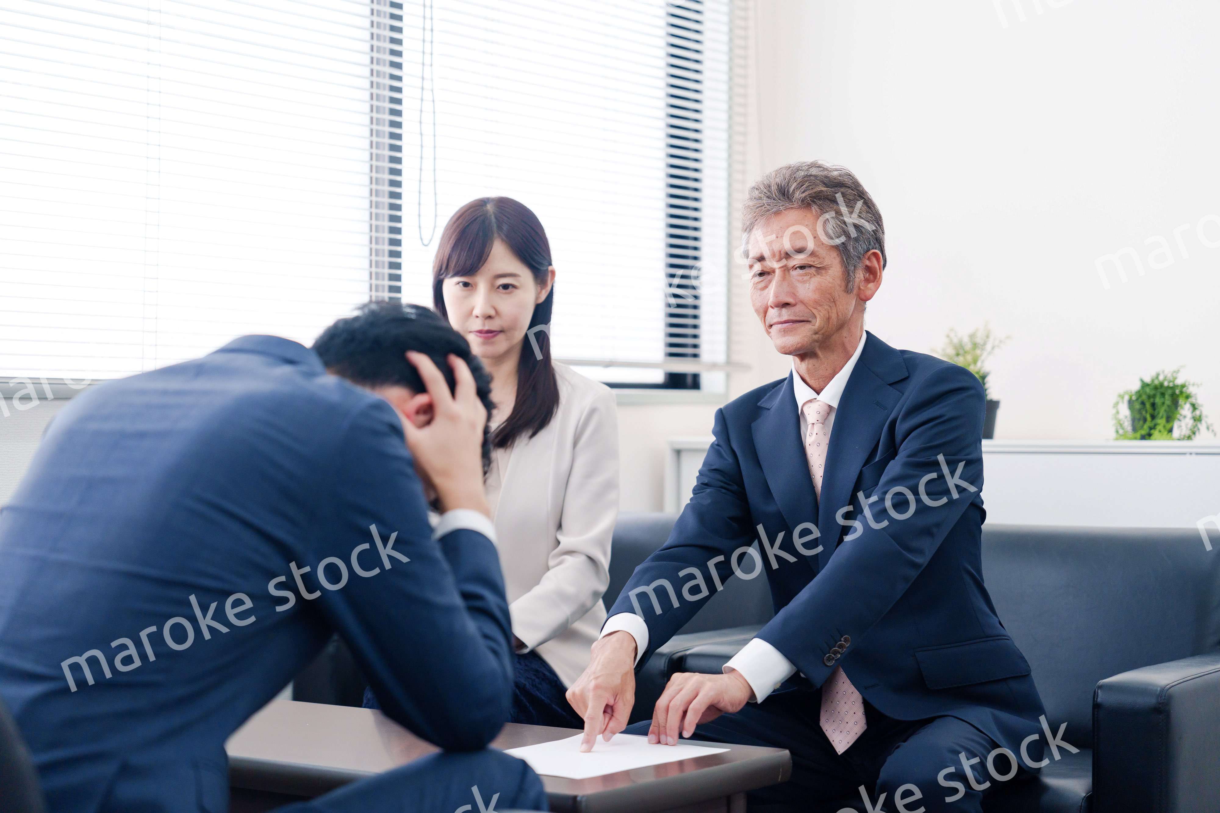 不祥事で処分される男性のビジネスマン