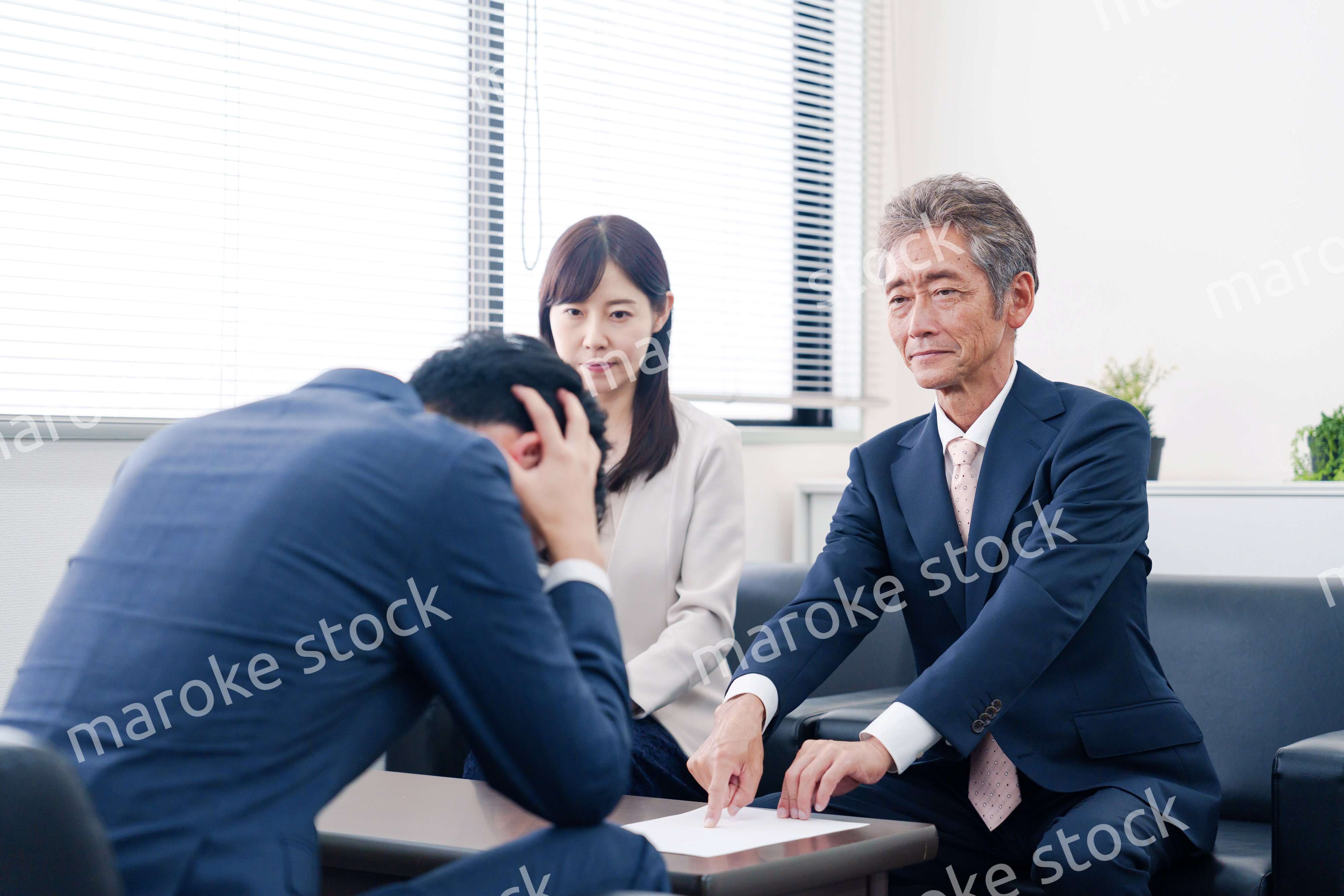 不祥事で処分される男性のビジネスマン