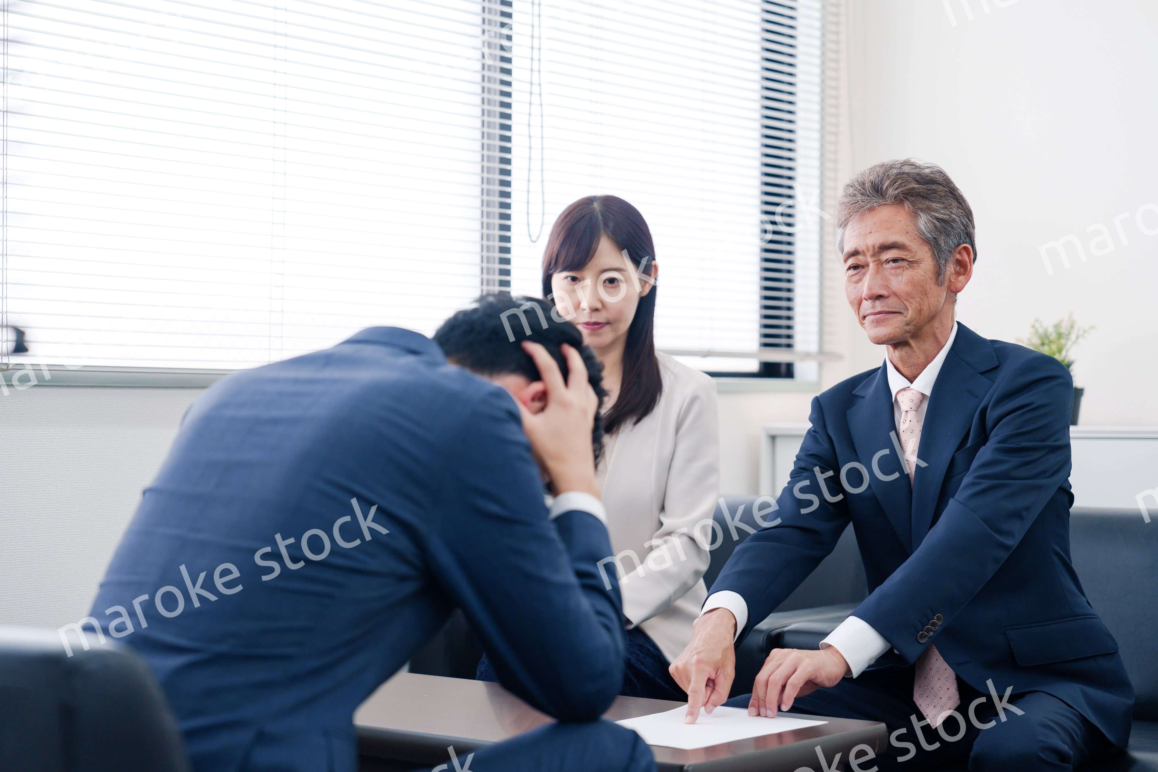 不祥事で処分される男性のビジネスマン