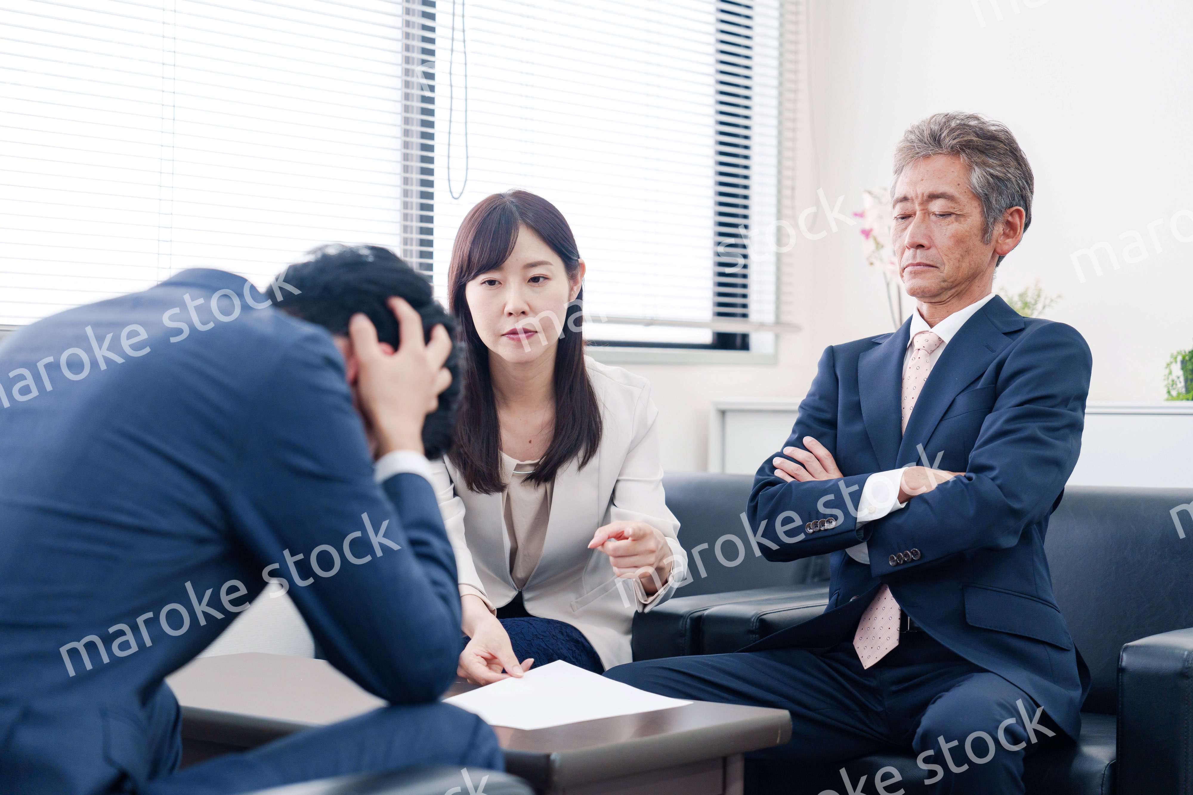 不祥事で処分される男性のビジネスマン