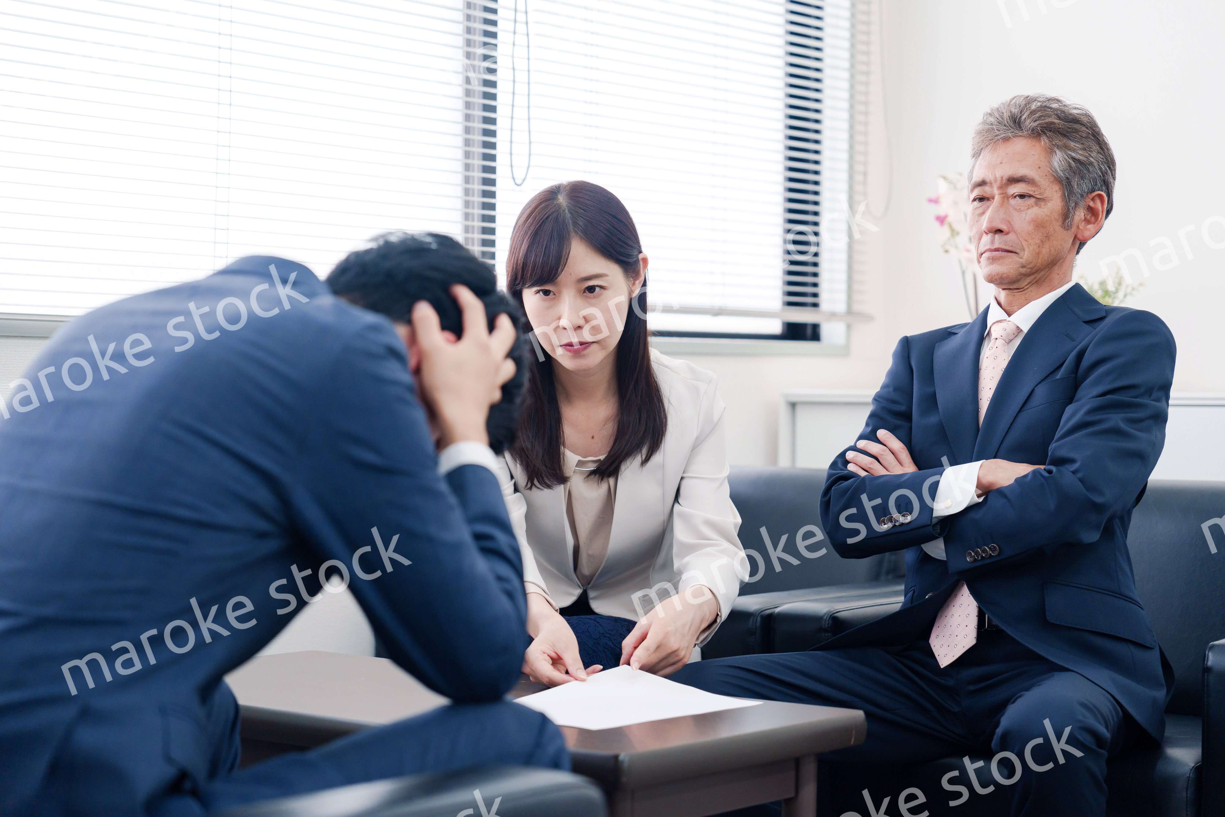 不祥事で処分される男性のビジネスマン