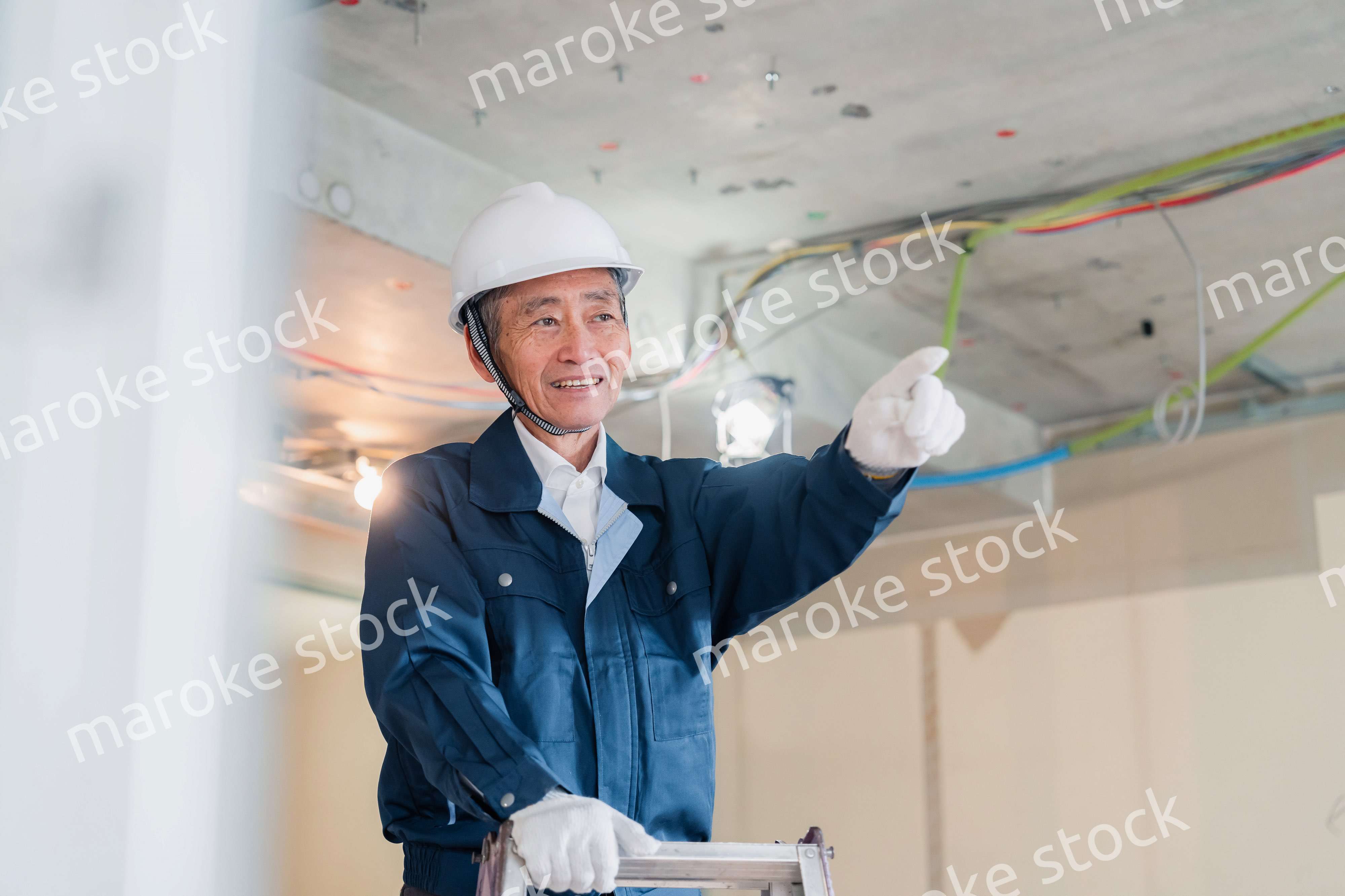 工事中の現場で指差し確認をする職人