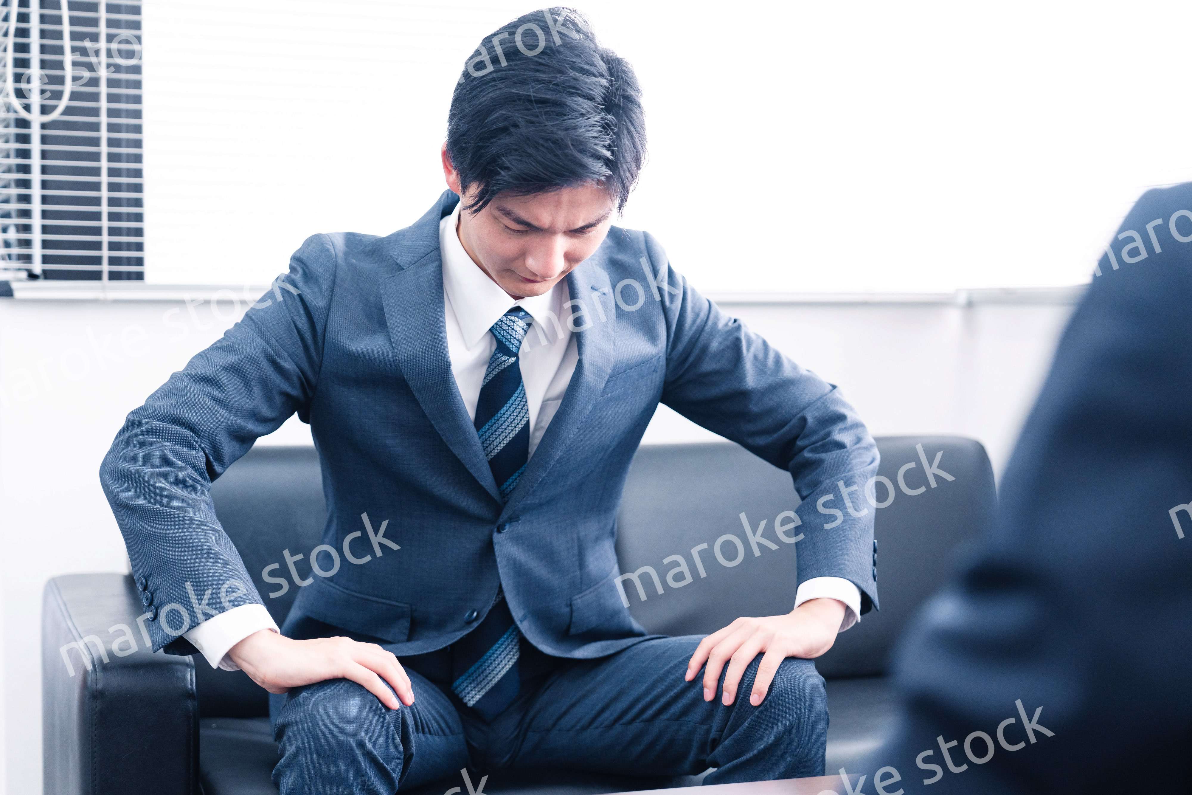 反省して謝罪をするビジネスマン