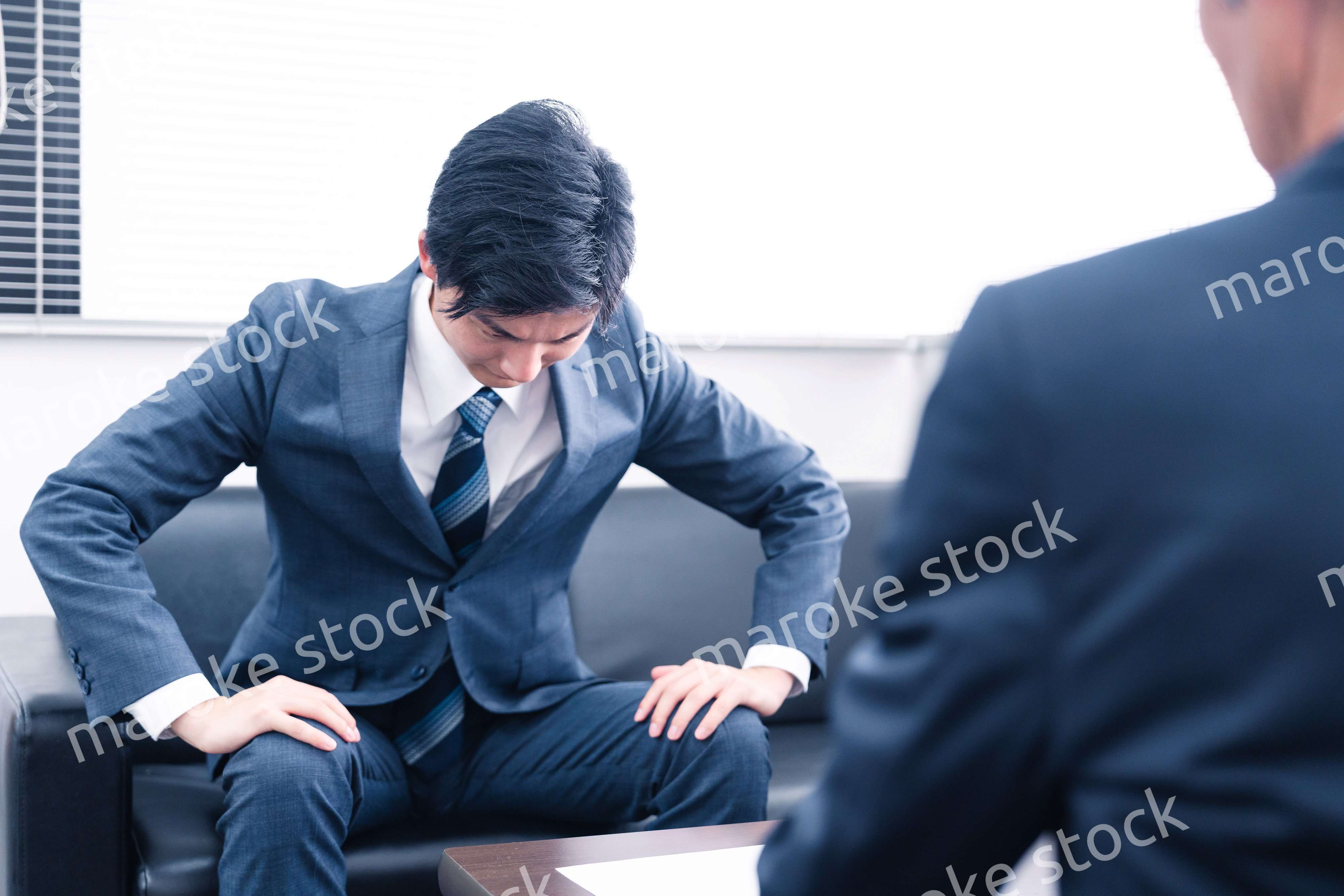 反省して謝罪をするビジネスマン