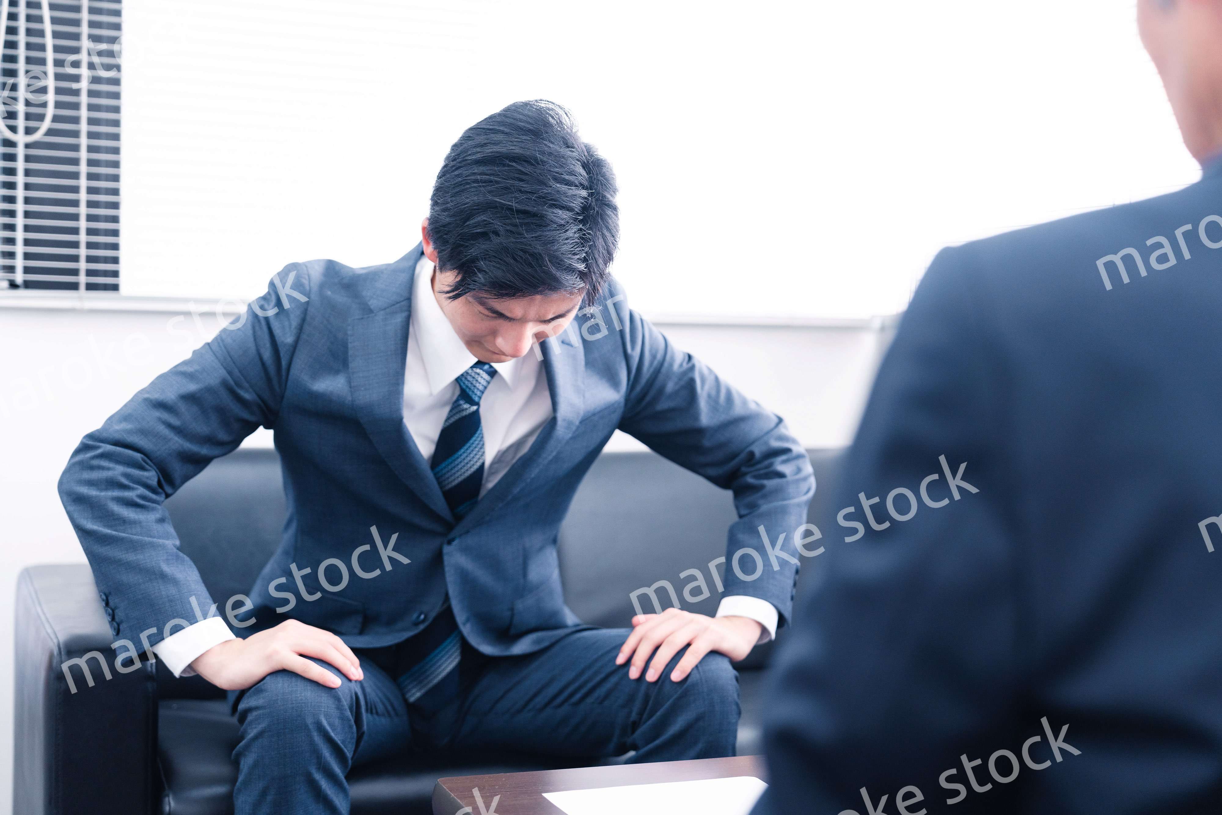 反省して謝罪をするビジネスマン