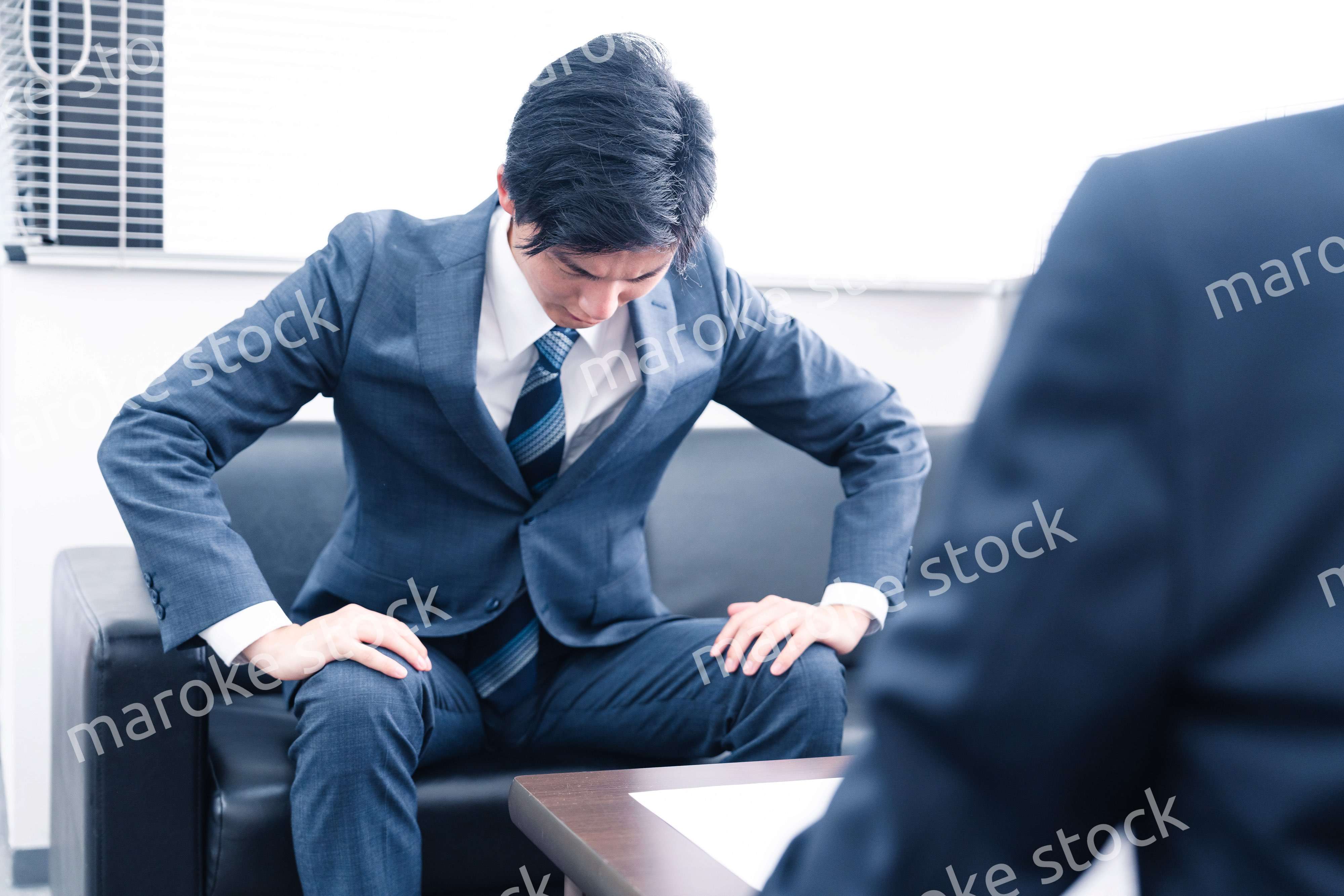 反省して謝罪をするビジネスマン