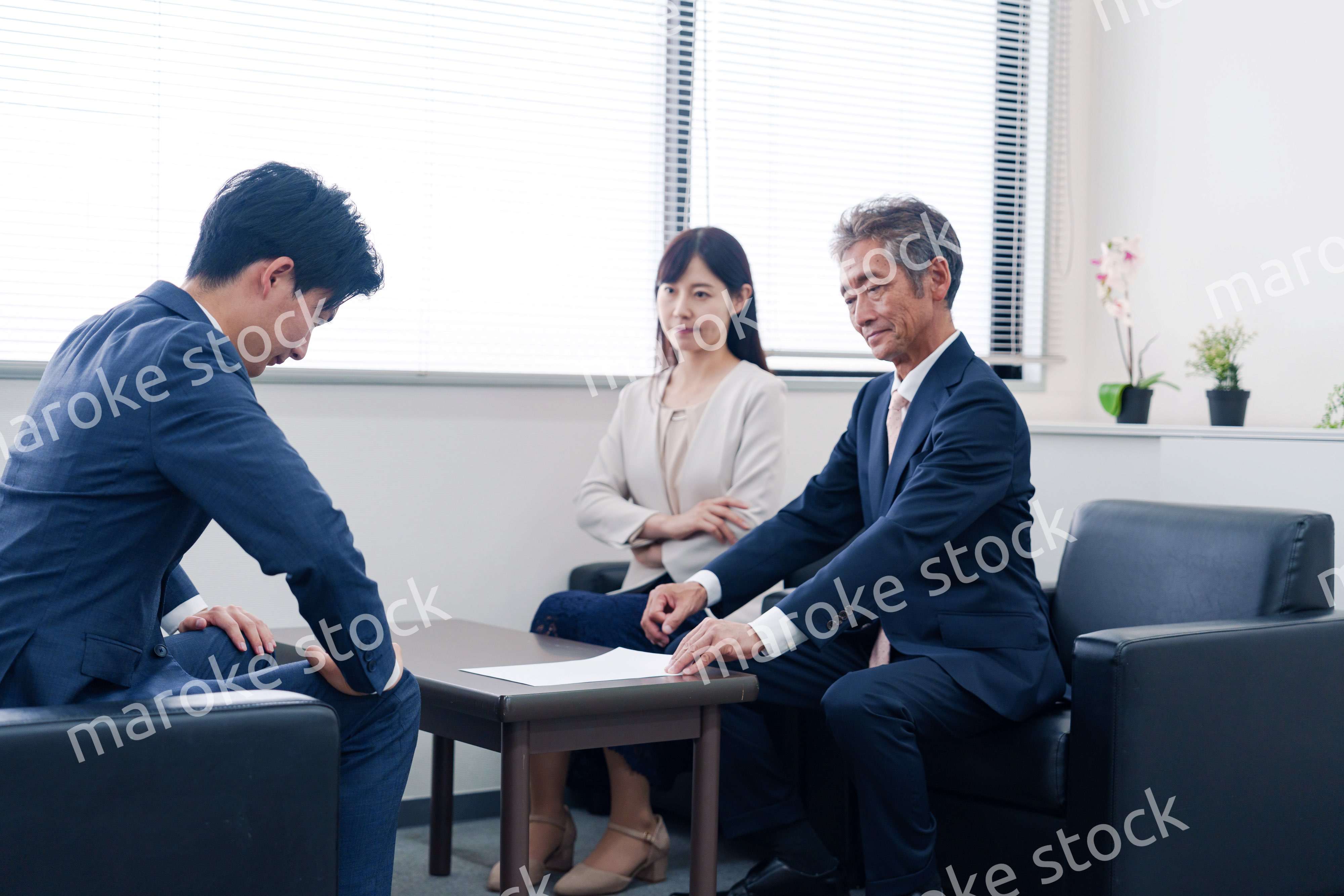 不祥事で処分される男性のビジネスマン