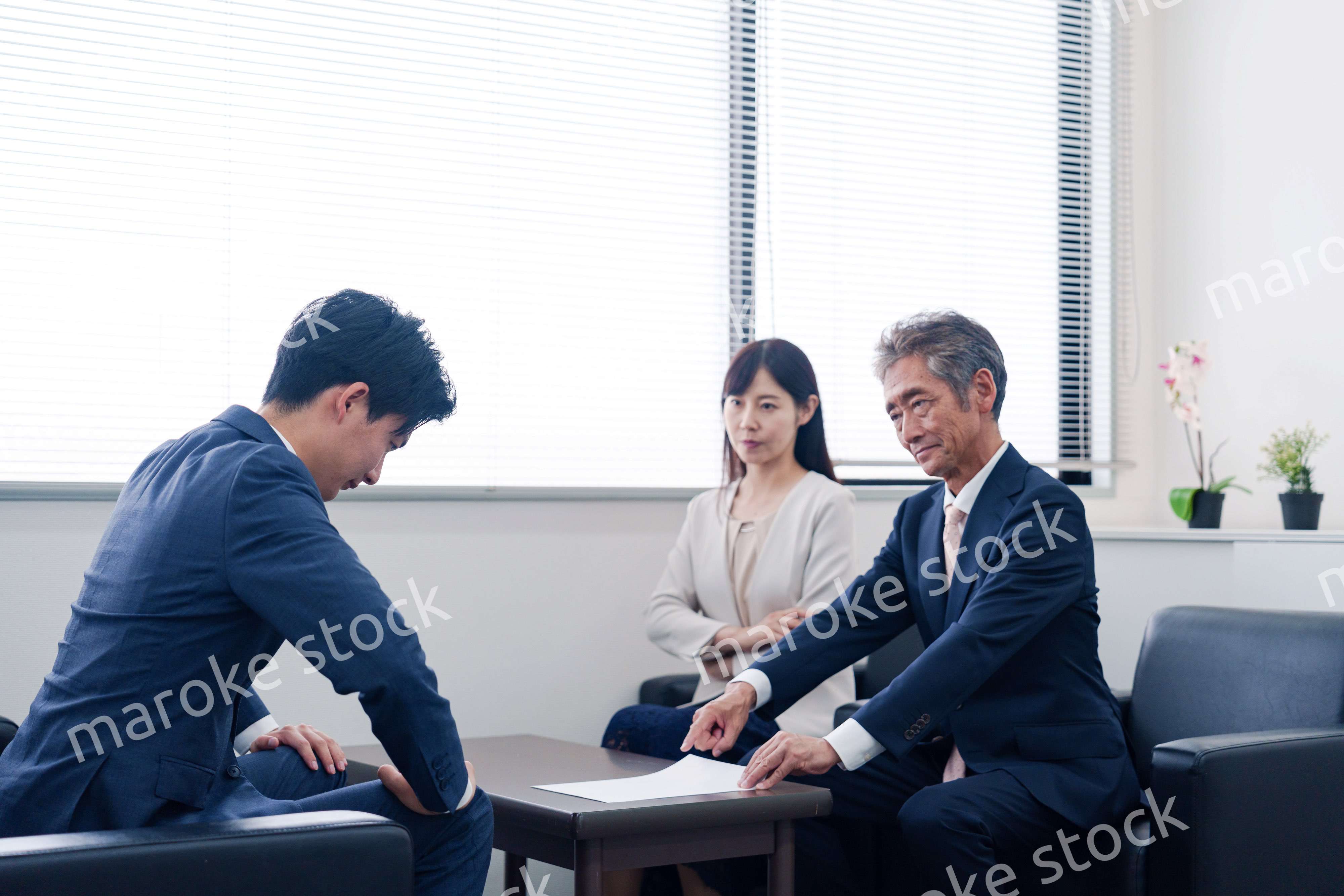 不祥事で処分される男性のビジネスマン