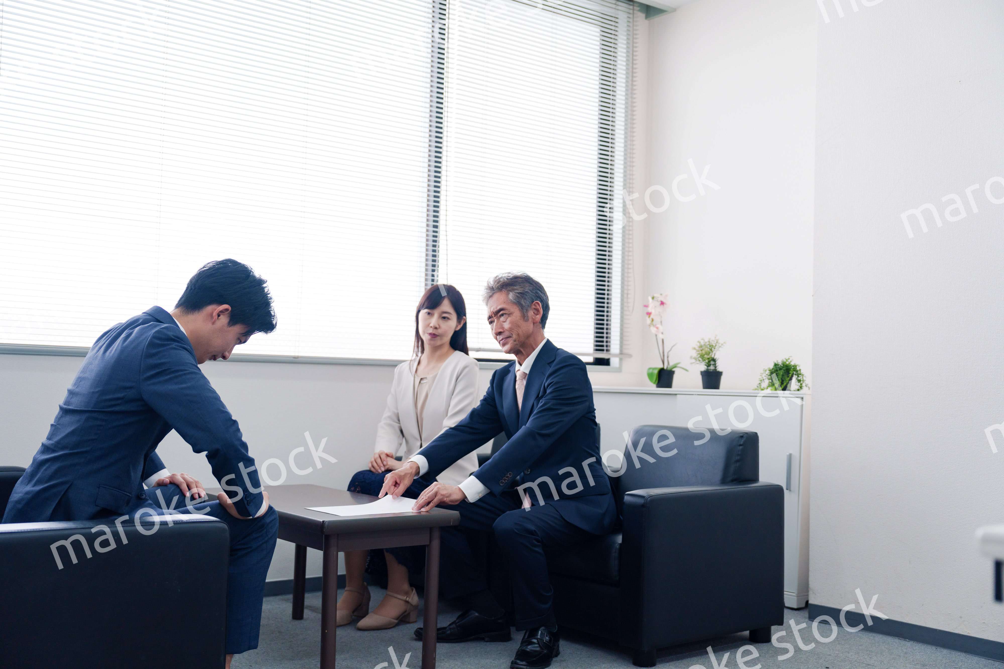 不祥事で処分される男性のビジネスマン