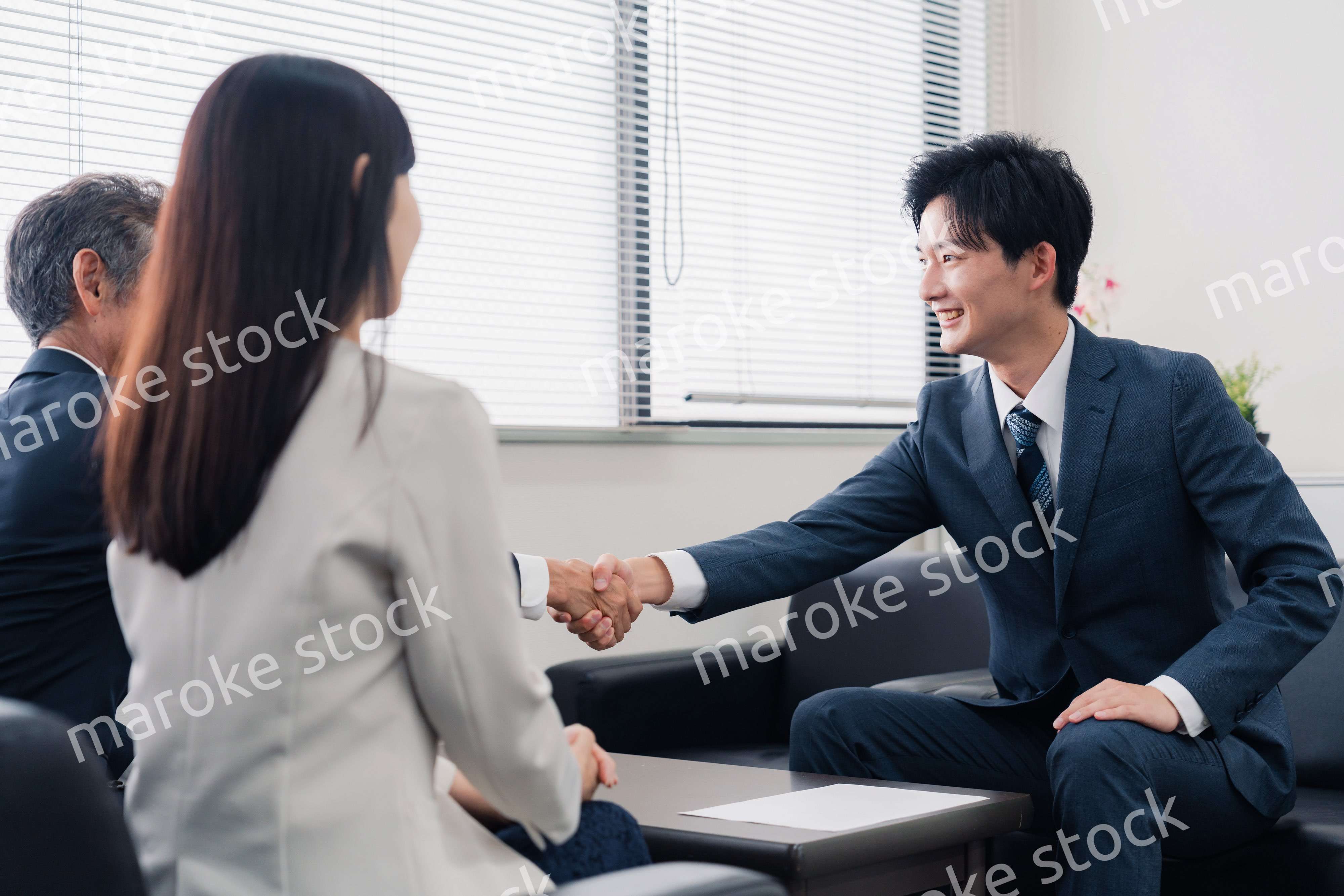 契約が成立して握手をするビジネスマン