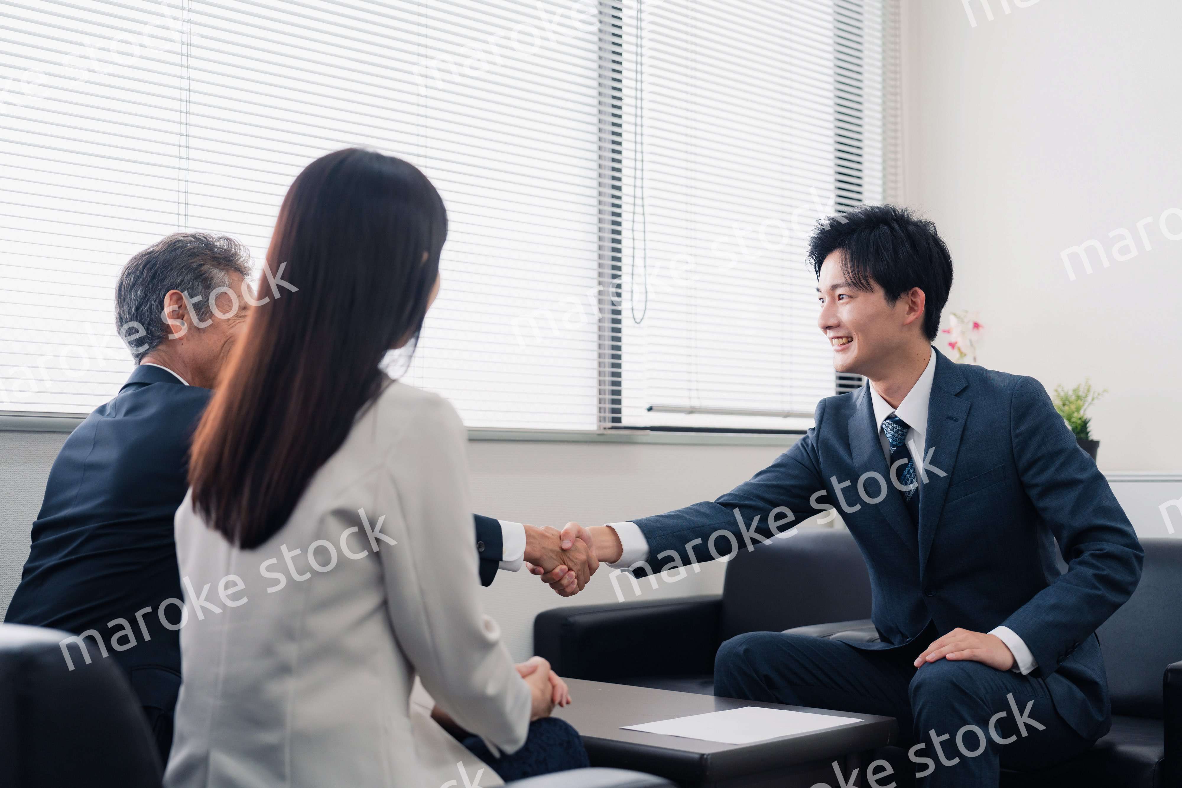 契約が成立して握手をするビジネスマン