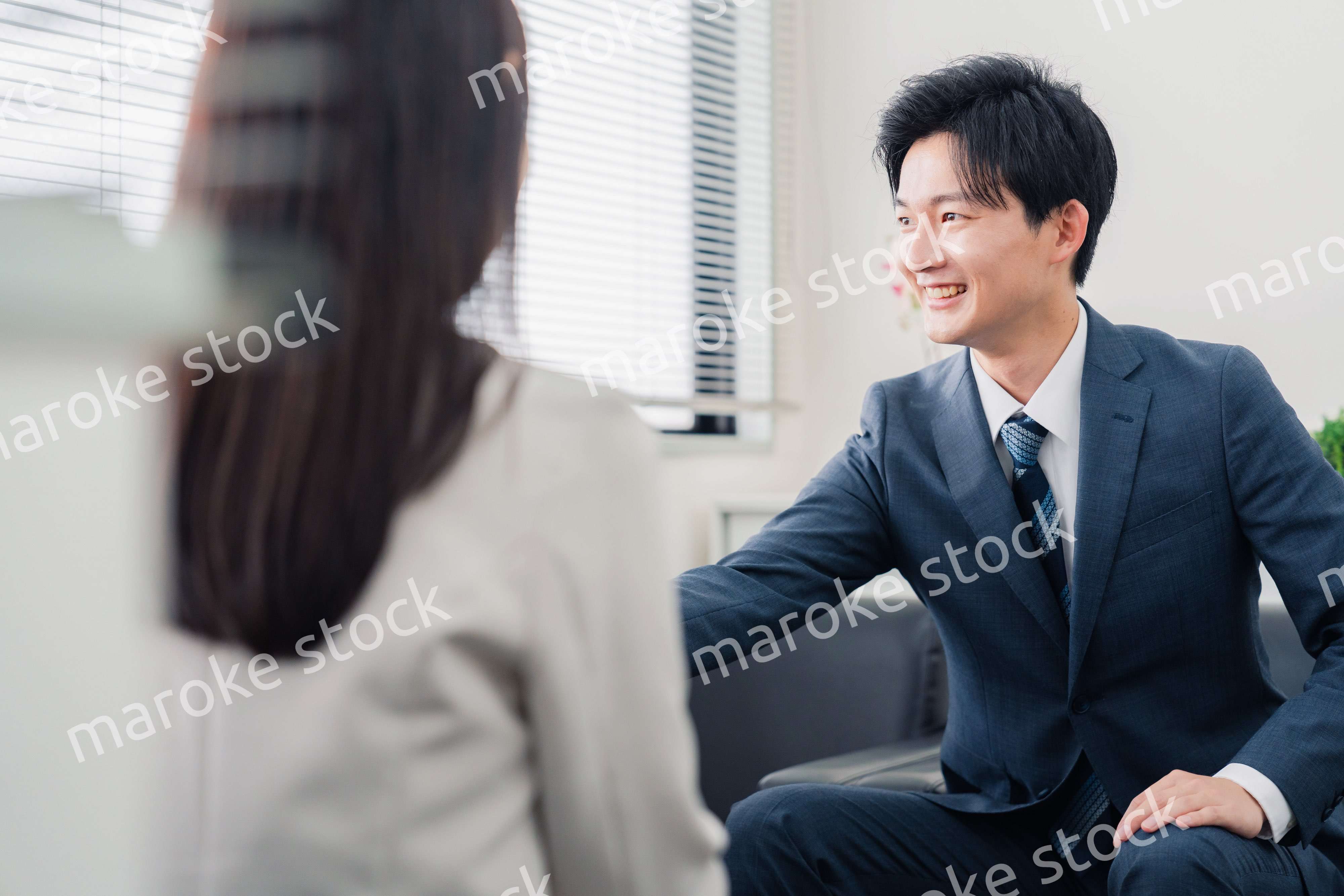 契約が成立して握手をするビジネスマン