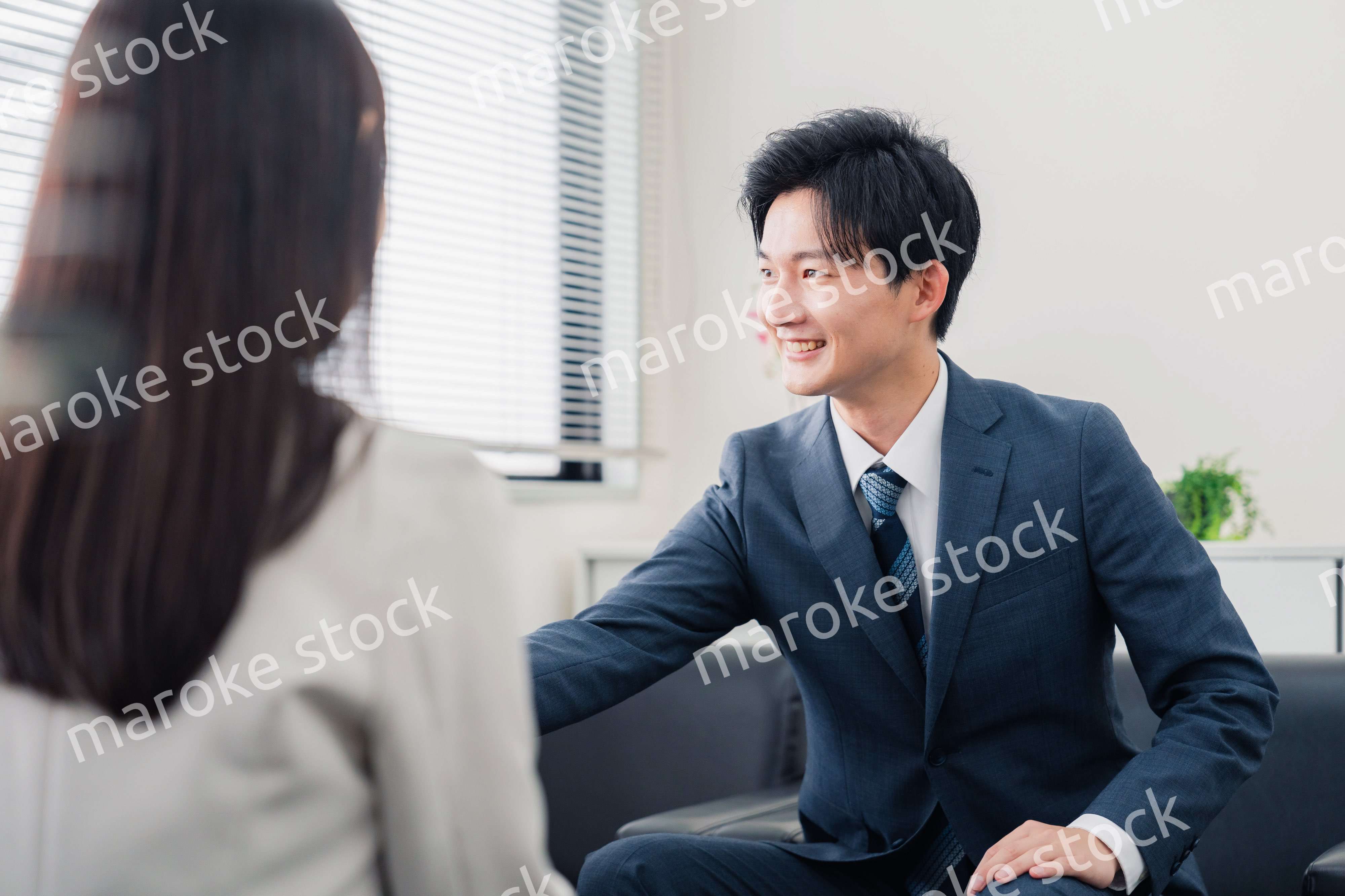 契約が成立して握手をするビジネスマン