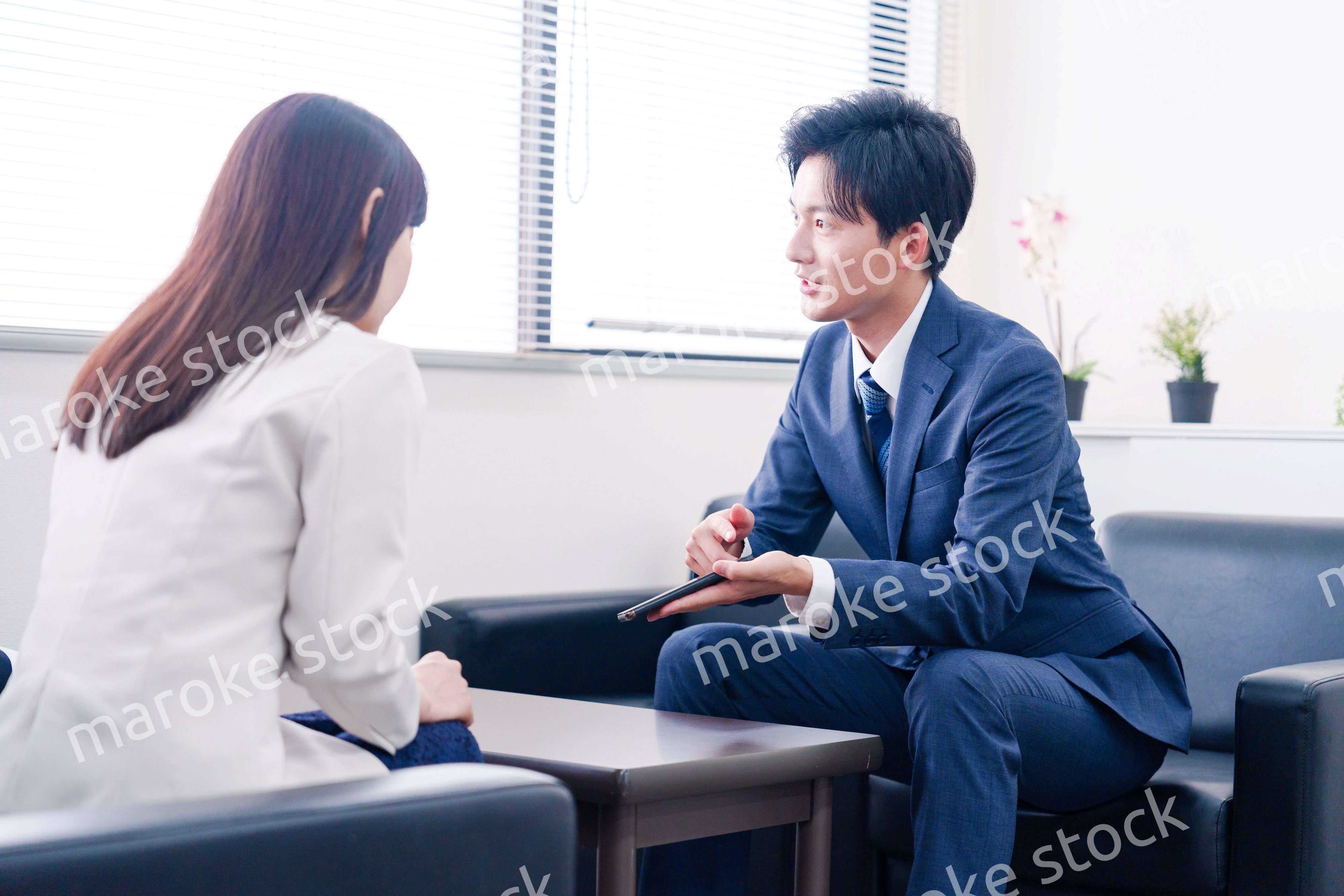 スマホアプリの商談をする営業マン