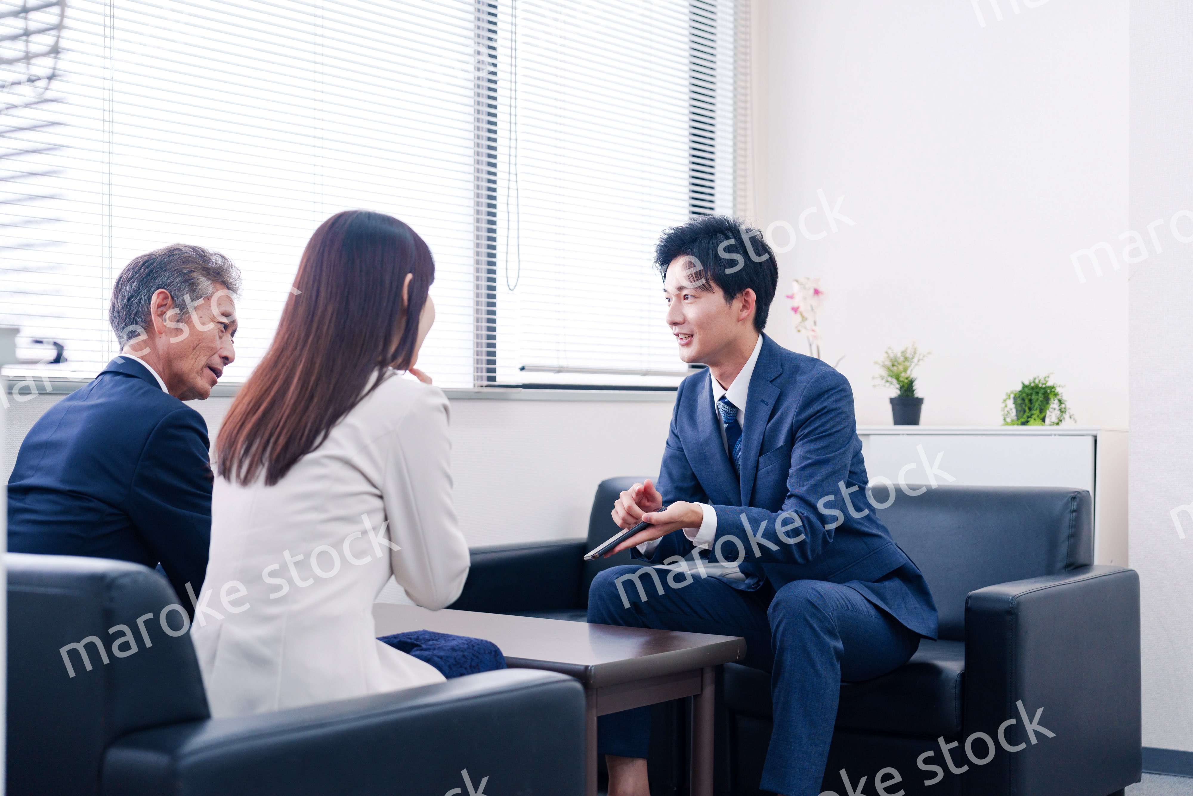 スマホアプリの商談をする営業マン