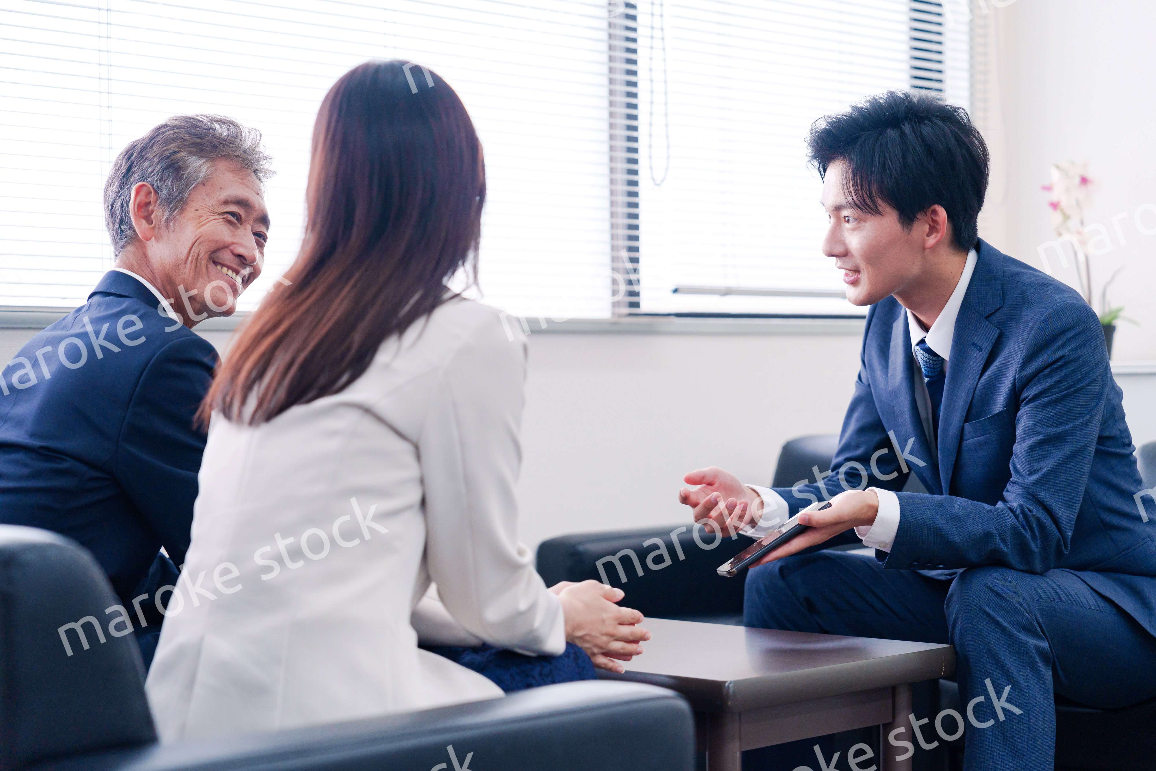 スマホアプリの商談をする営業マン