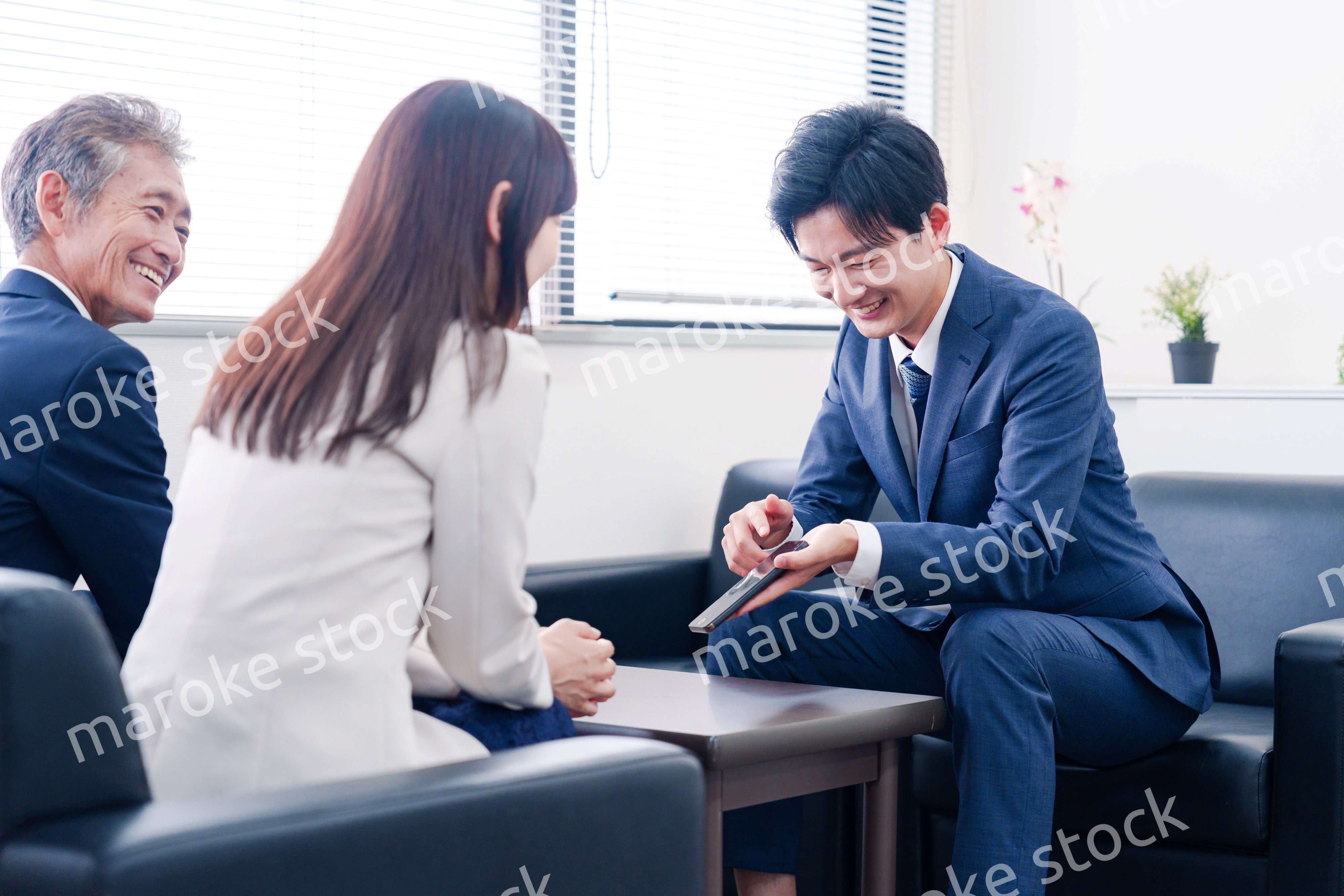 スマホアプリの商談をする営業マン