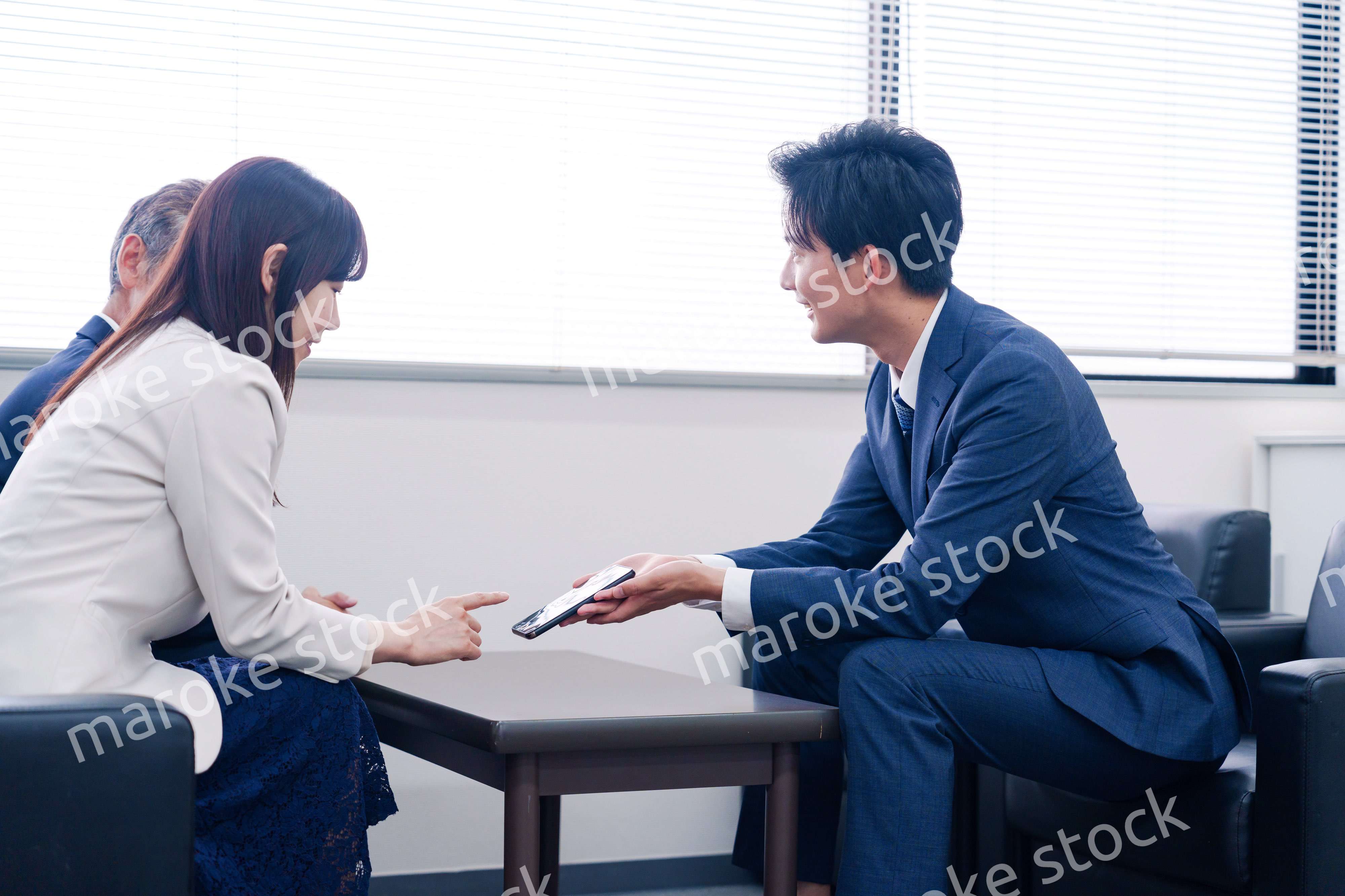 スマホアプリの商談をする営業マン