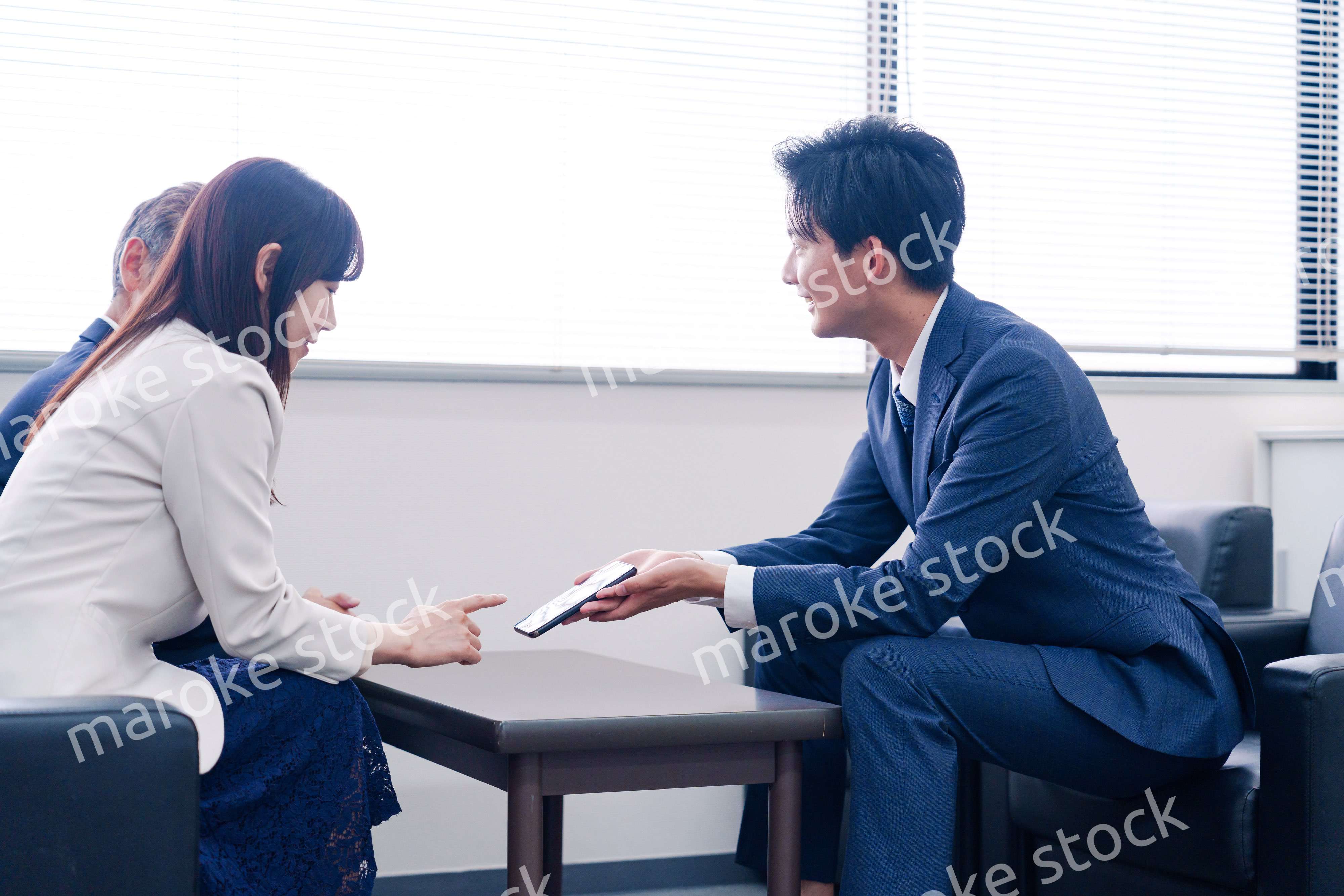 スマホアプリの商談をする営業マン