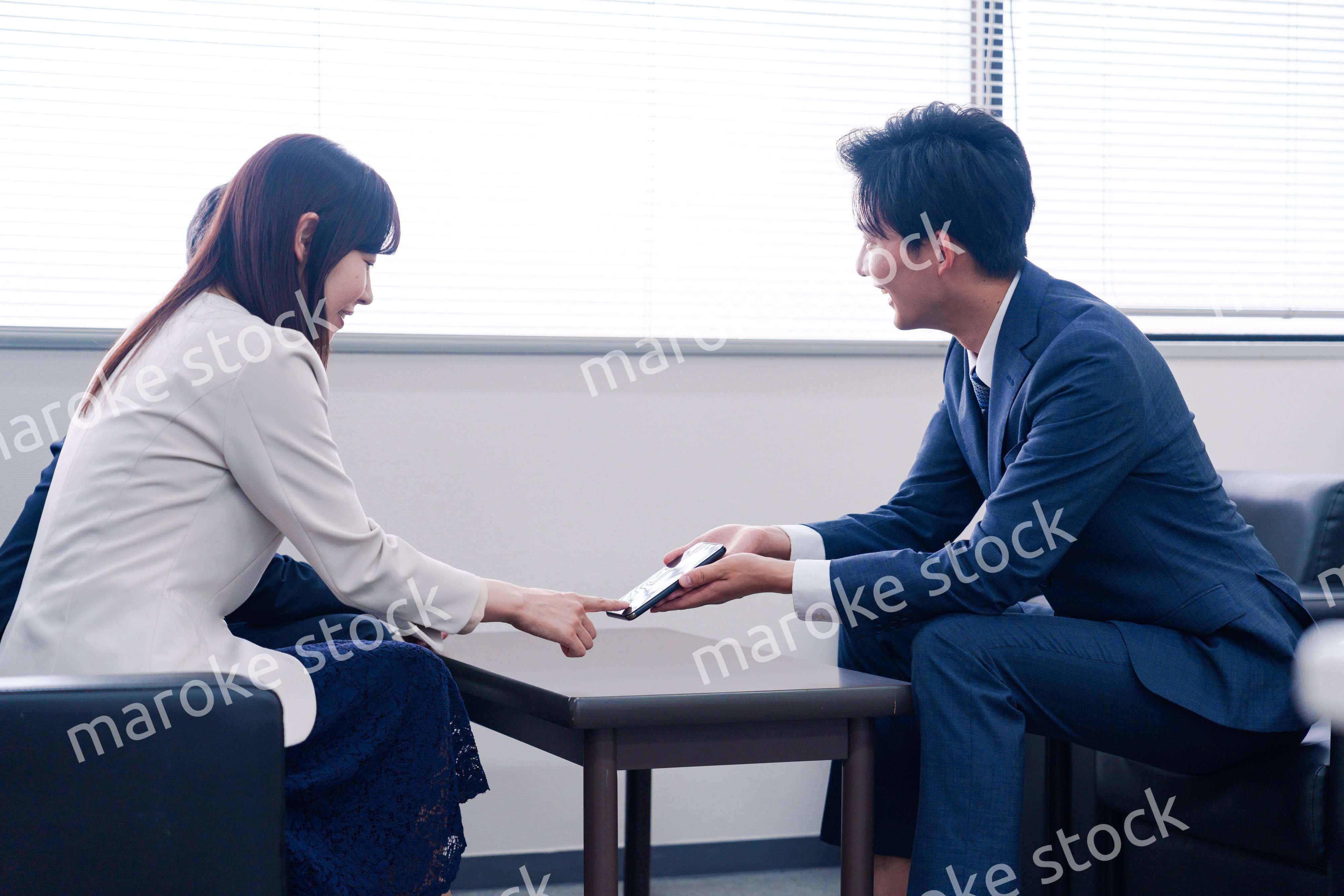 スマホアプリの商談をする営業マン