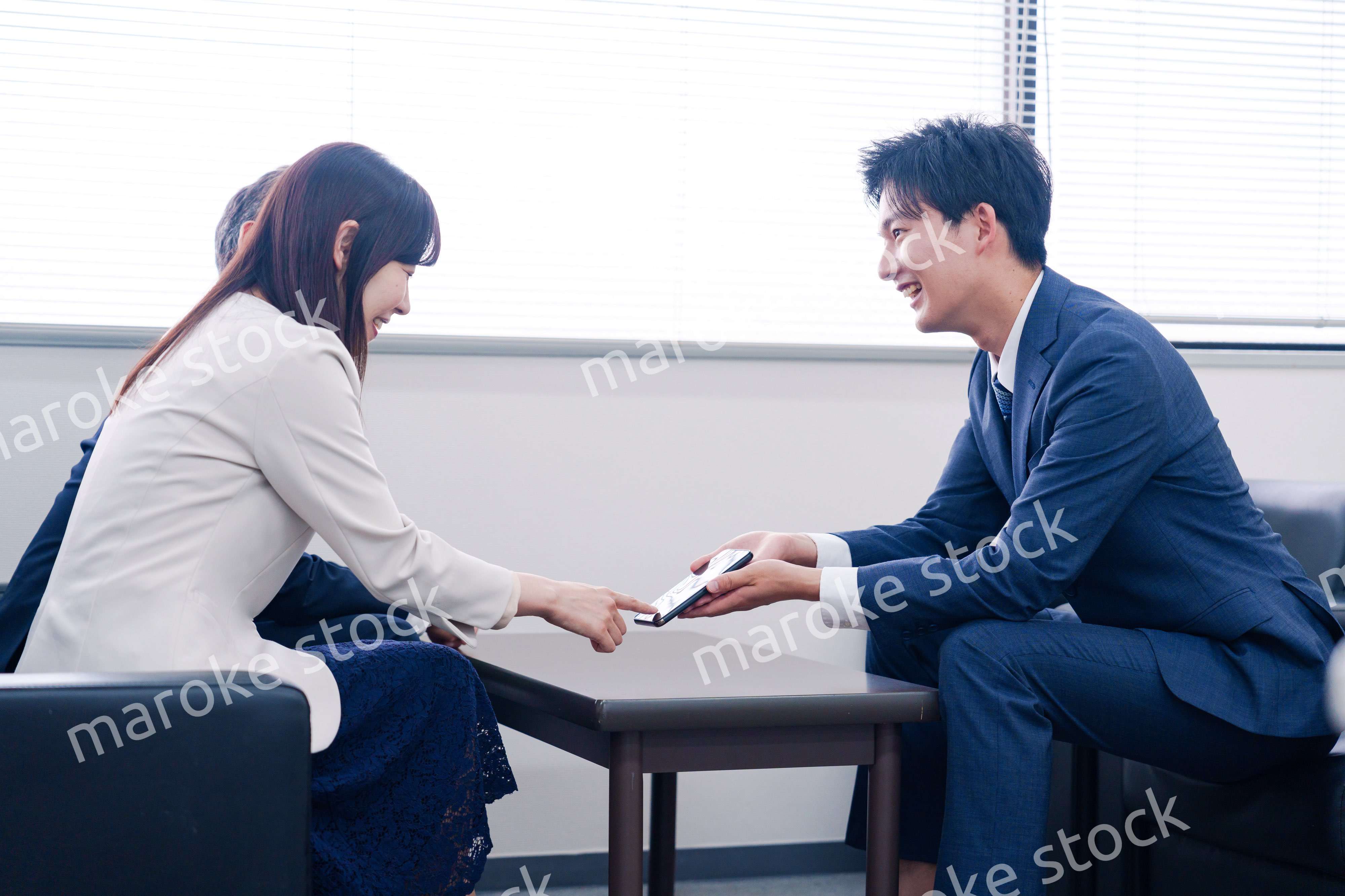 スマホアプリの商談をする営業マン