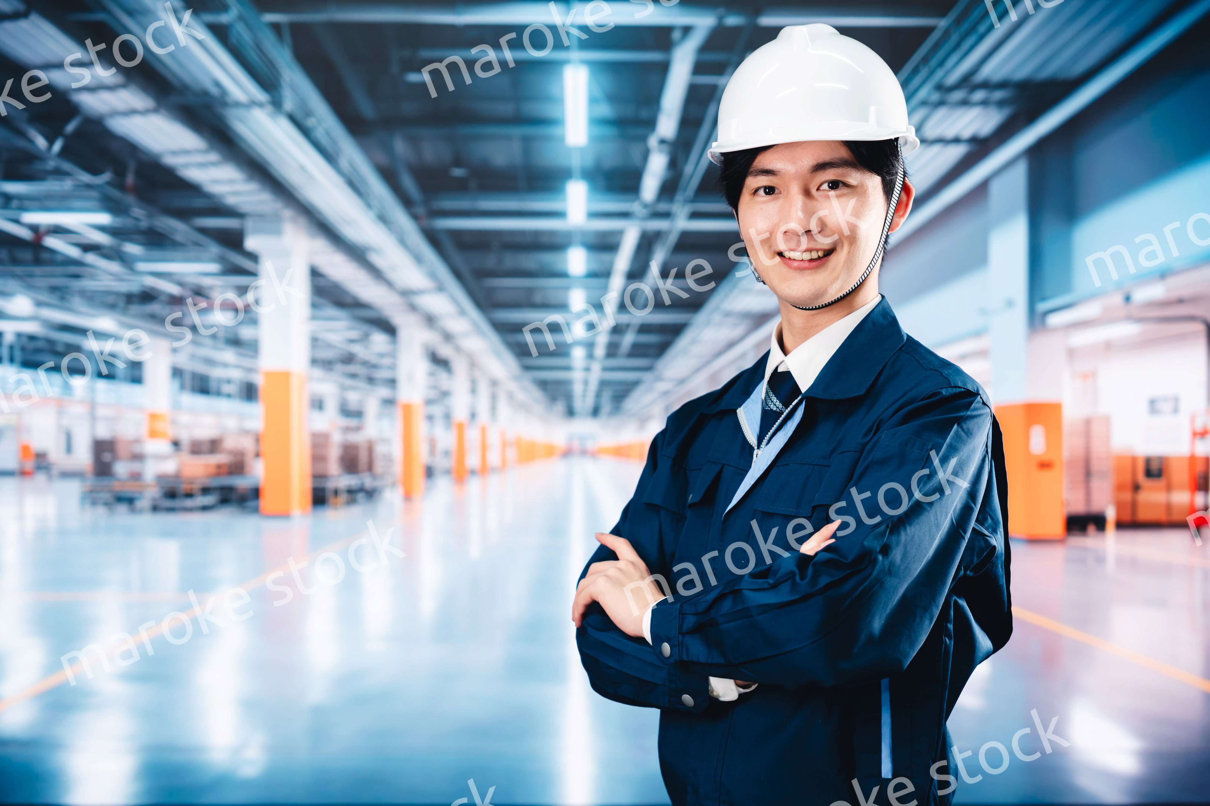 巨大な物流倉庫で働く男性