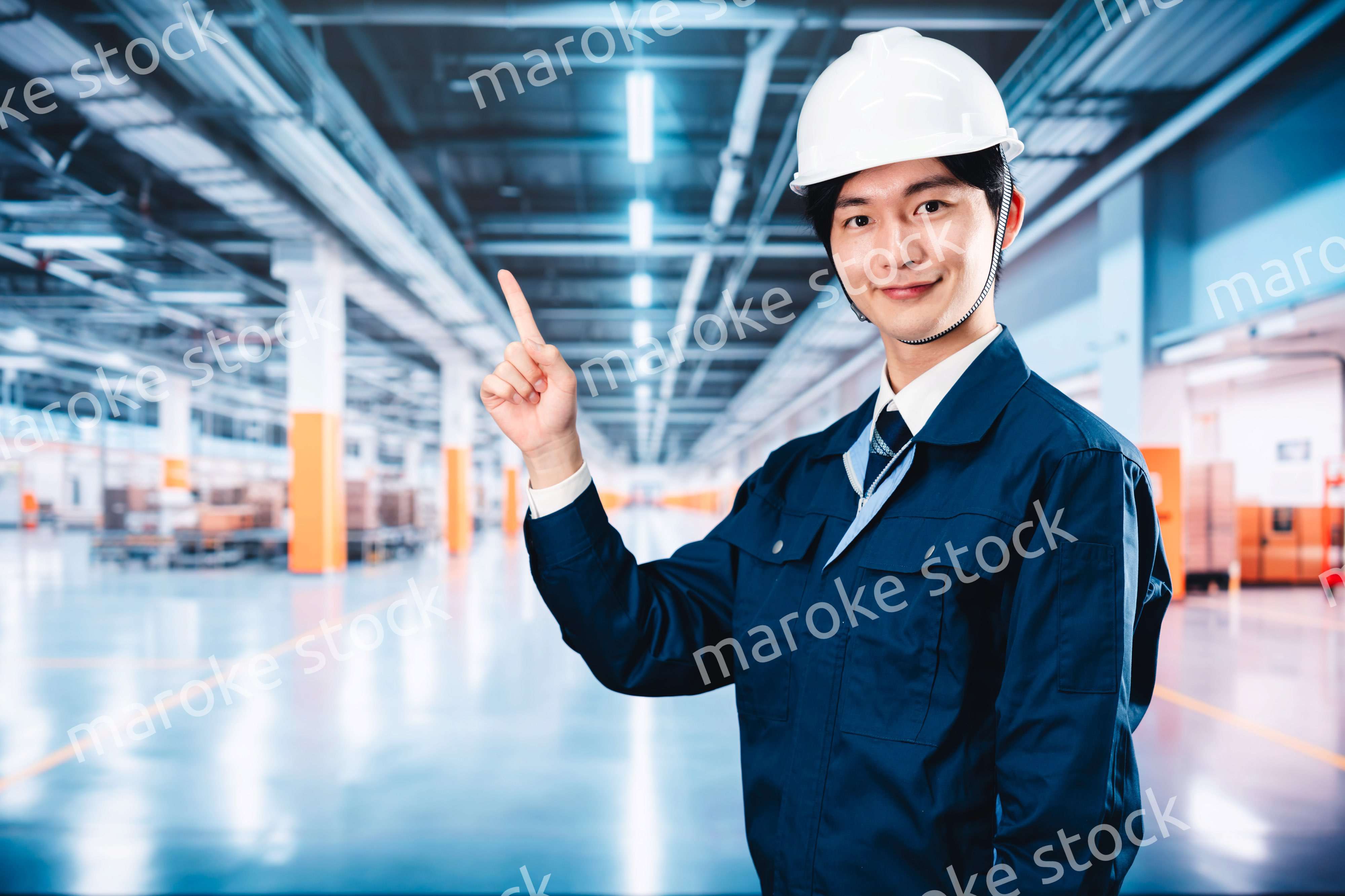 巨大な物流倉庫で働く男性