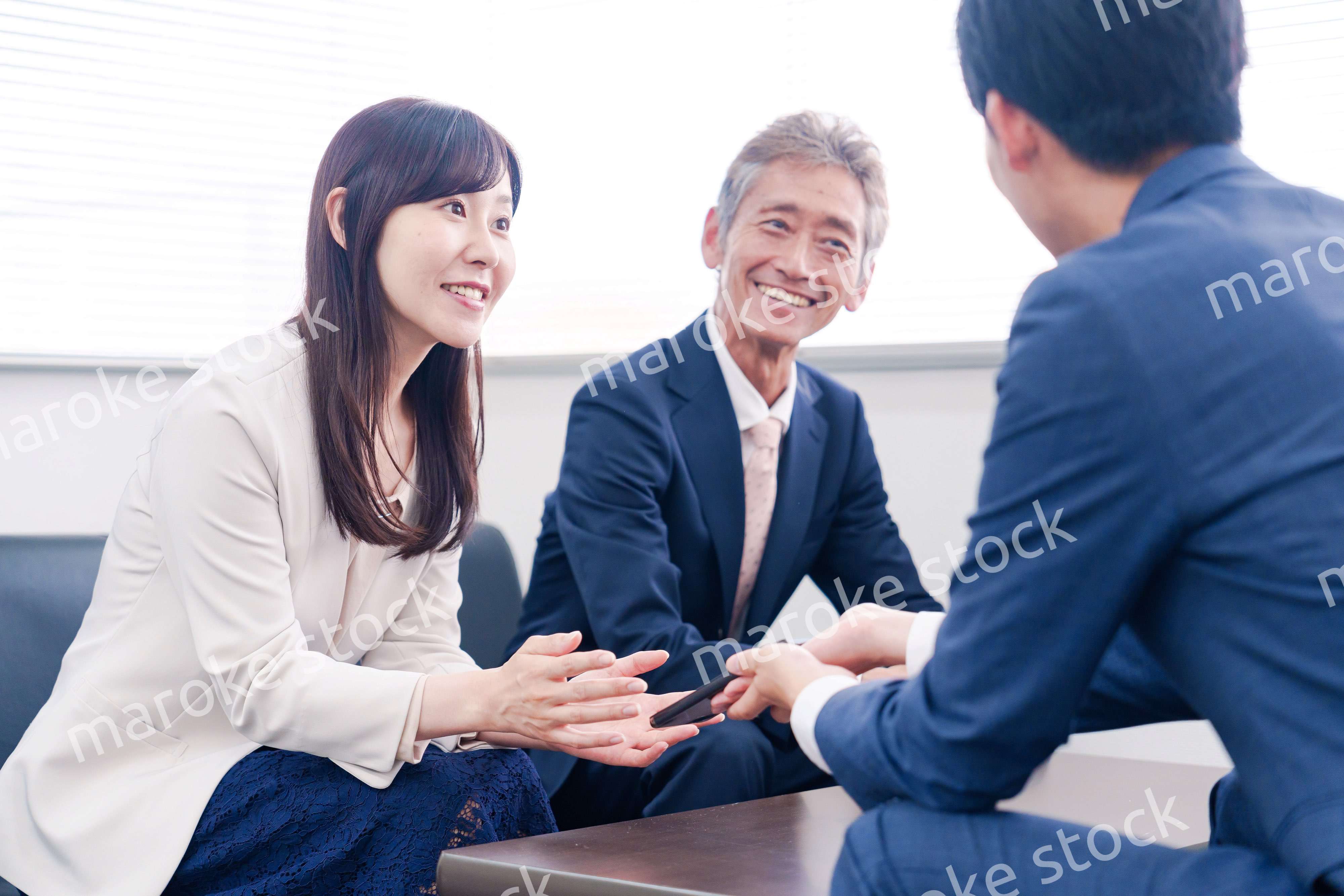 スマホアプリの商談をする営業マン