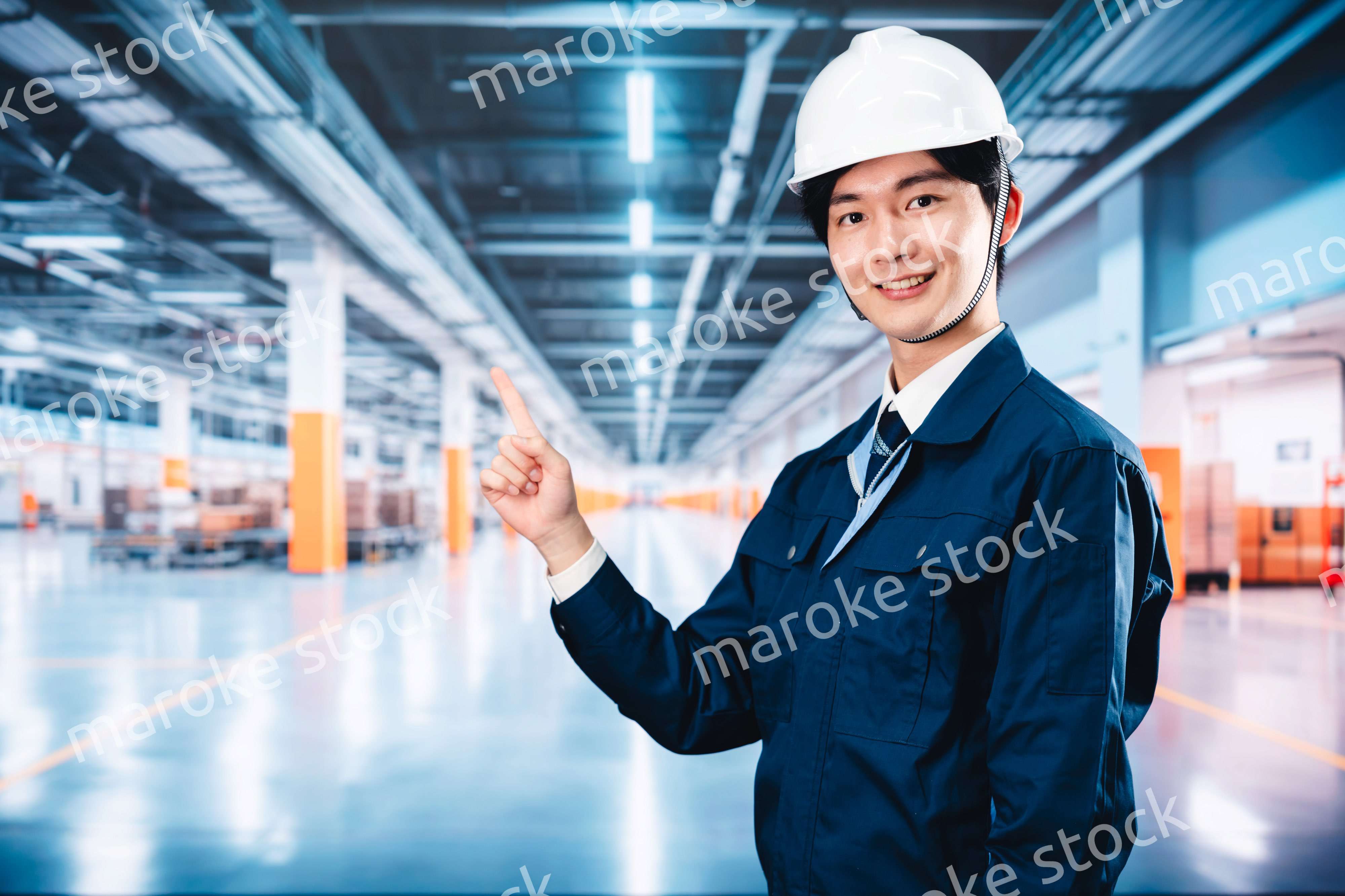 巨大な物流倉庫で働く男性