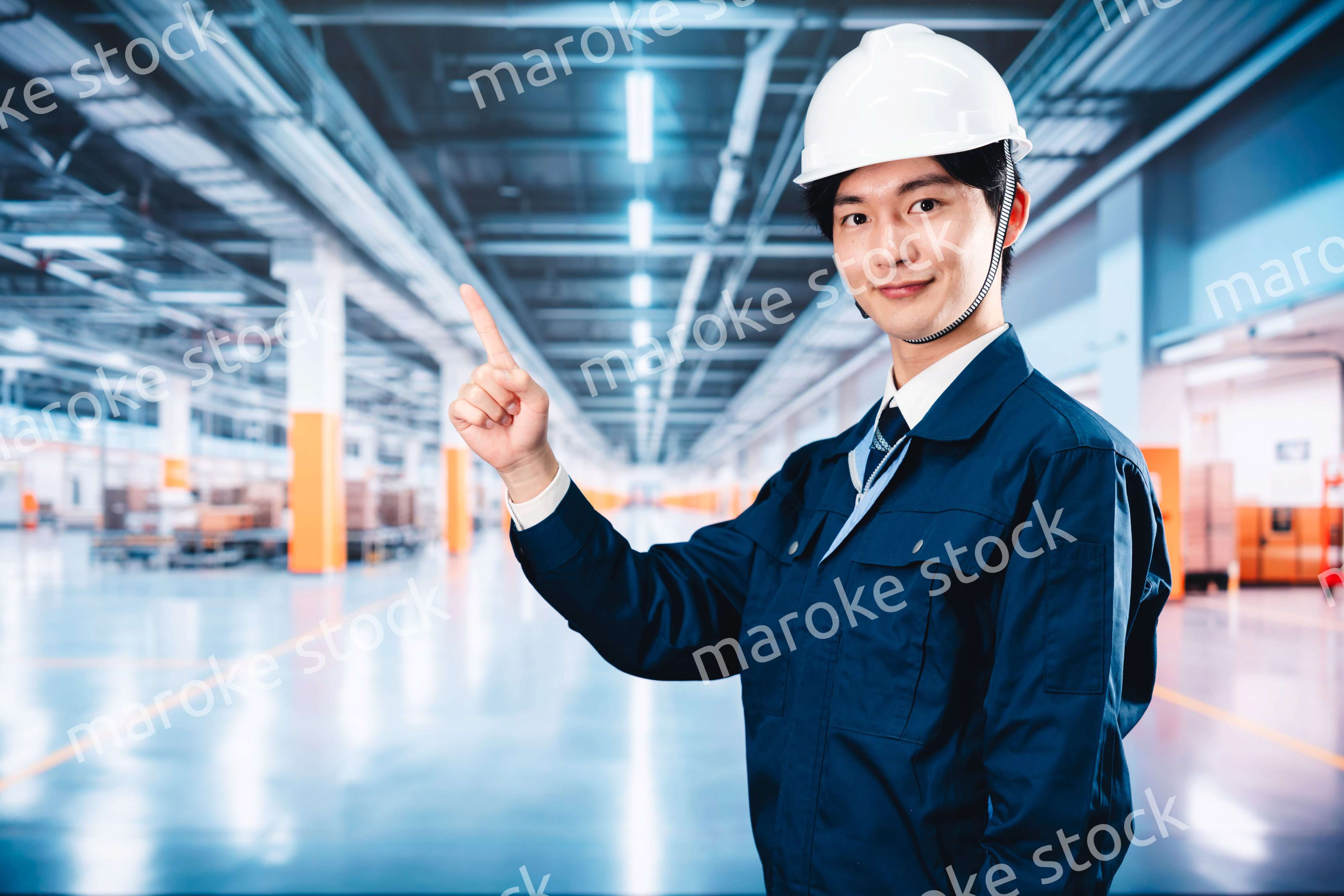 巨大な物流倉庫で働く男性