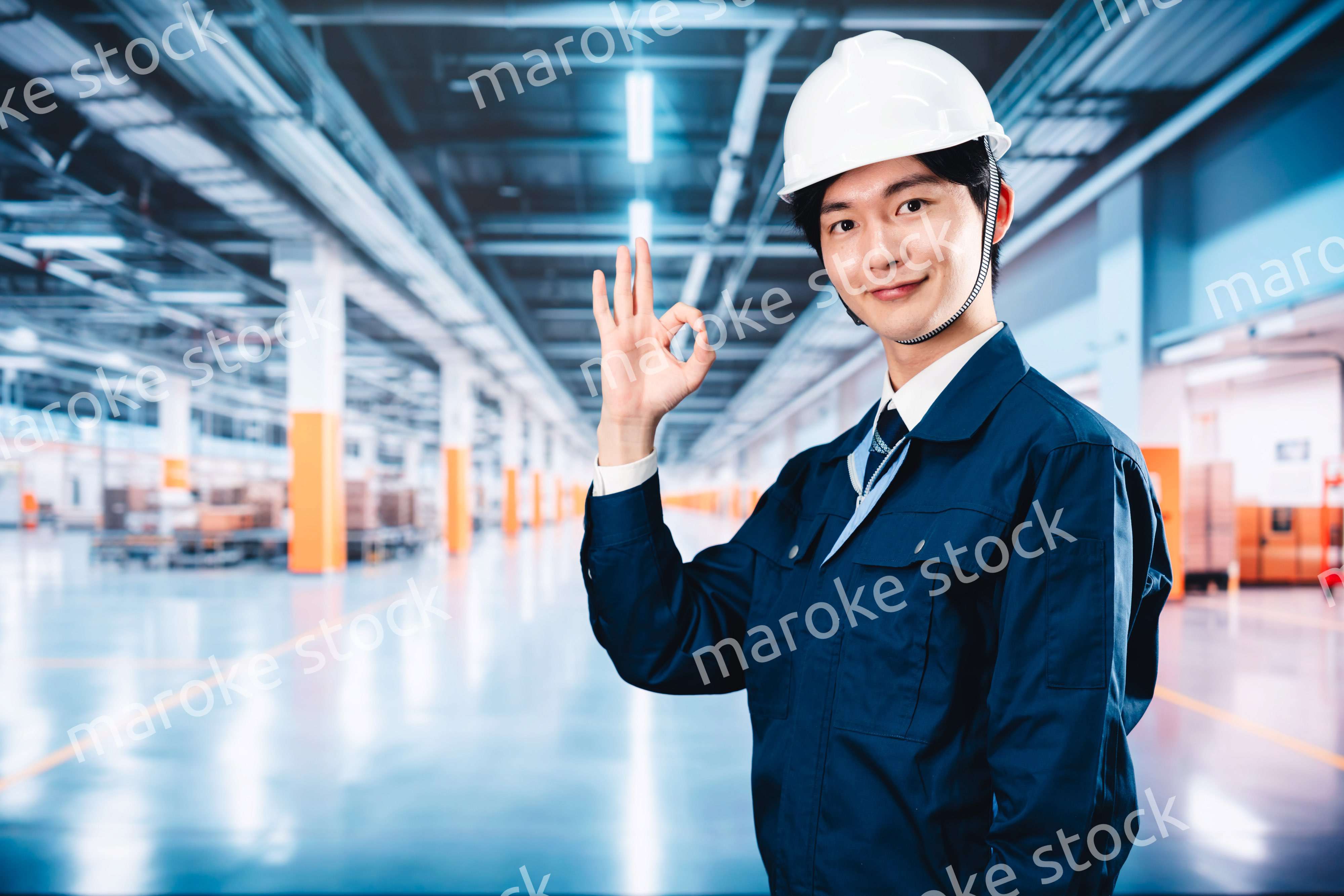 巨大な物流倉庫で働く男性